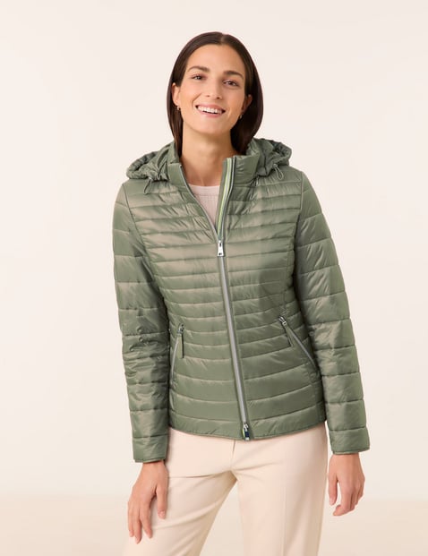 GERRY WEBER Damen Steppjacke mit abnehmbarer Kapuze 62cm Langarm Stehkragen 2-Wege-Reißverschluss, Grün von Gerry Weber