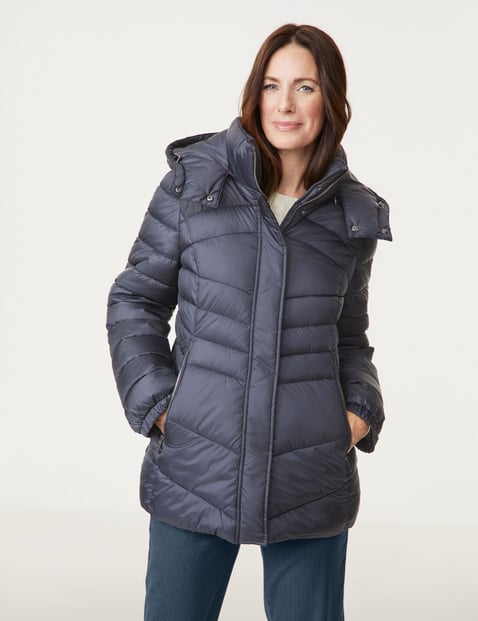 GERRY WEBER Damen Steppjacke mit abnehmbarer Kapuze 72cm Langarm Abnehmbare Kapuze 2-Wege-Reißverschluss|Verdeckte Druckknopfleiste Blau von Gerry Weber