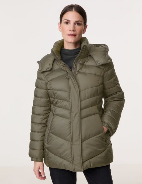 GERRY WEBER Damen Steppjacke mit abnehmbarer Kapuze 72cm Langarm Abnehmbare Kapuze 2-Wege-Reißverschluss|Verdeckte Druckknopfleiste Grün von Gerry Weber