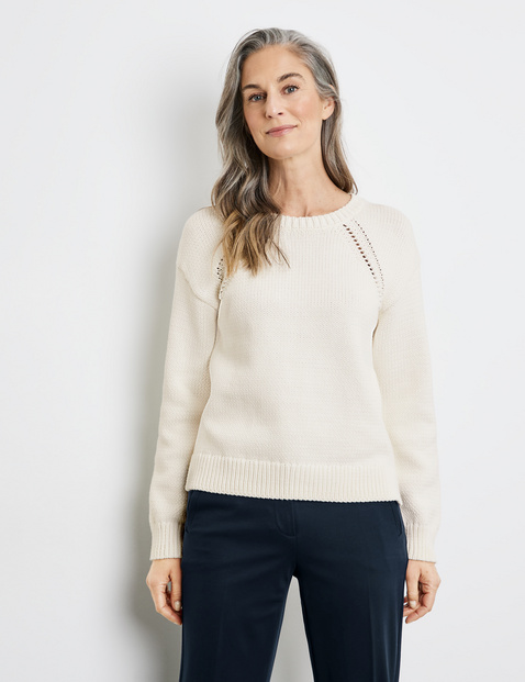 GERRY WEBER Damen Moderner Strickpullover mit Lochstrickdetails Langarm|Überschnittene Schultern Baumwolle, Weiss von Gerry Weber