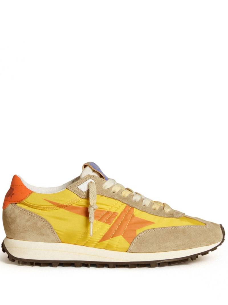 Golden Goose Star Printed Trainers - Yellow von Golden Goose