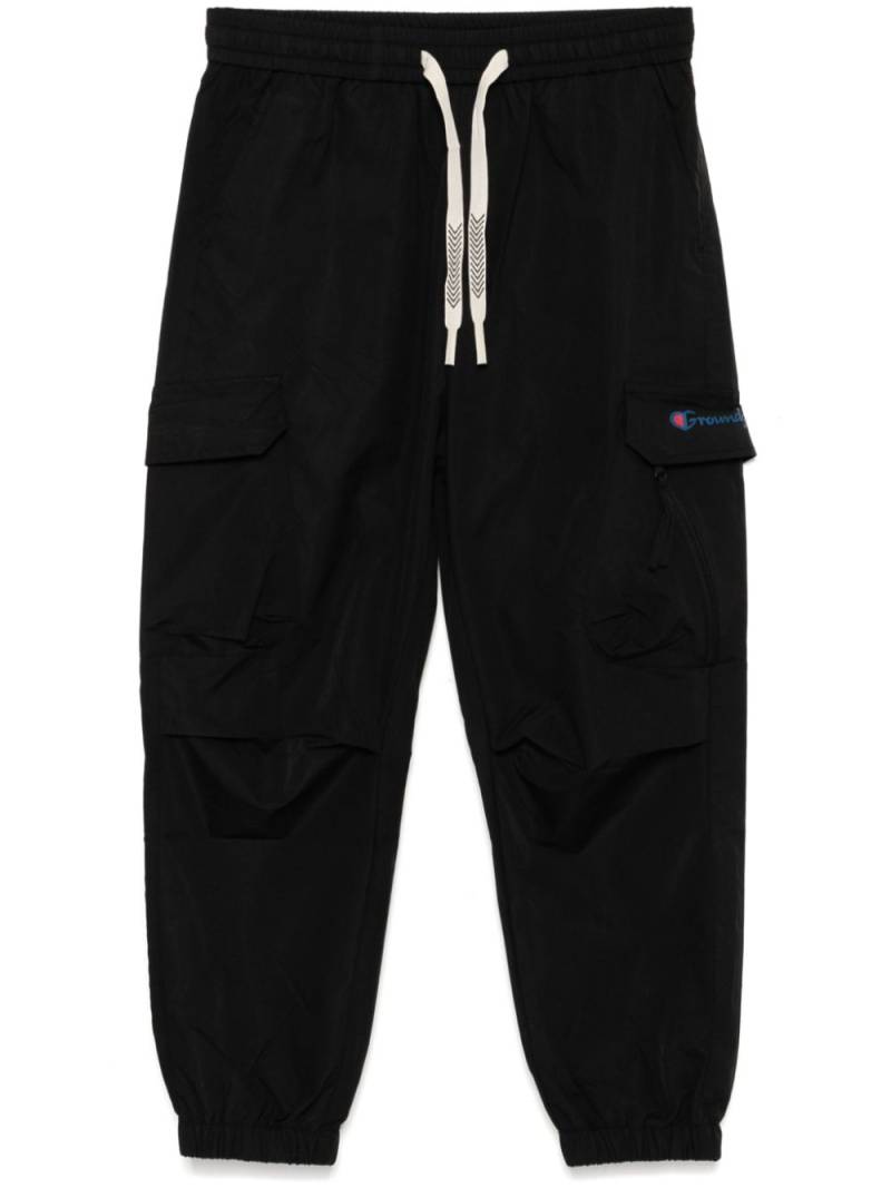 Ground Zero logo-print tapered trousers - Black von Ground Zero