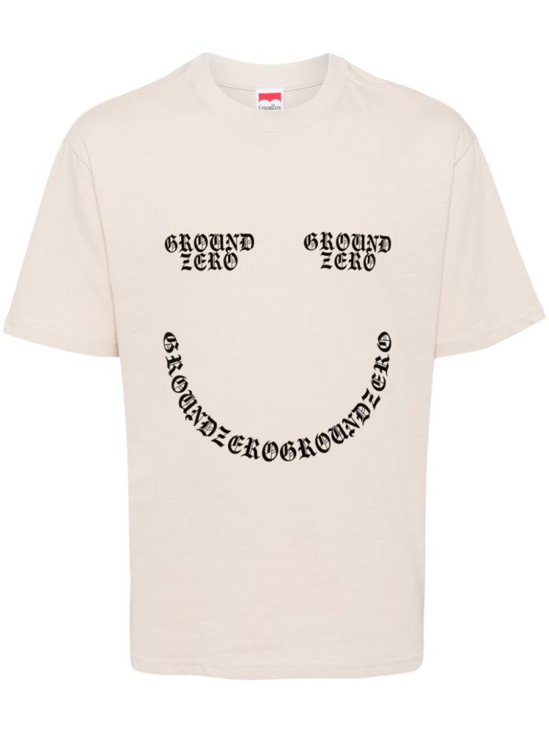 Ground Zero smile logo-print cotton T-shirt - Brown von Ground Zero