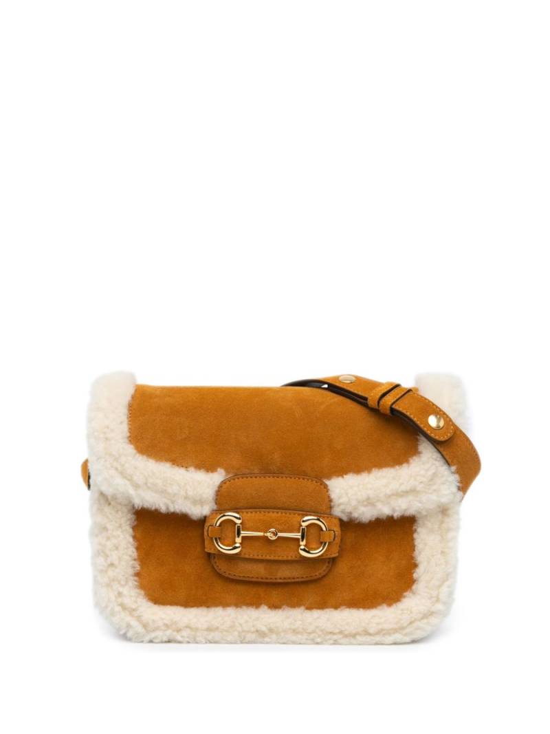 Gucci Pre-Owned 2016-2023 Small Shearling Trimmed Suede Horsebit 1955 crossbody bag - Brown von Gucci Pre-Owned