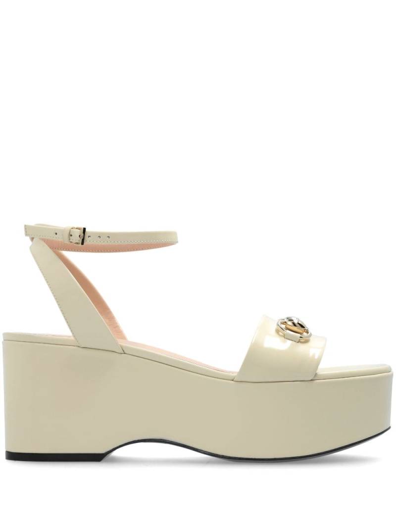 Gucci 75mm horsebit platform sandals - White von Gucci