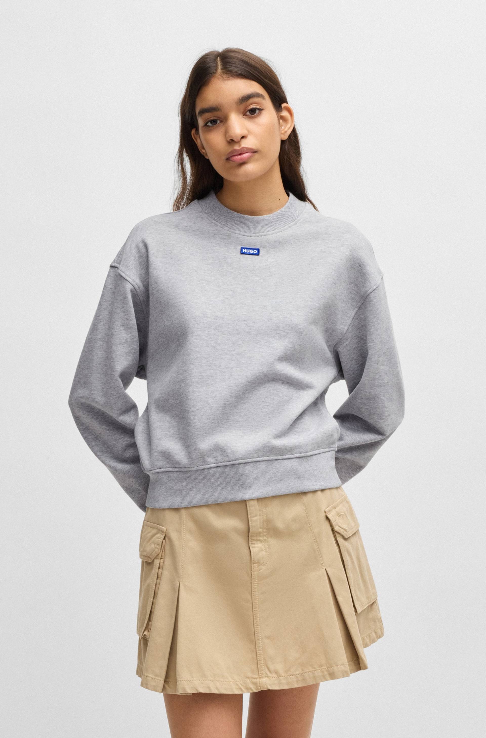 HUGO Blue Sweatshirt »Delessa_B_1«, mit Logoaufnäher HUGO Blue Sweatshirt »Delessa_B_1«, mit Logoaufnäher von HUGO Blue