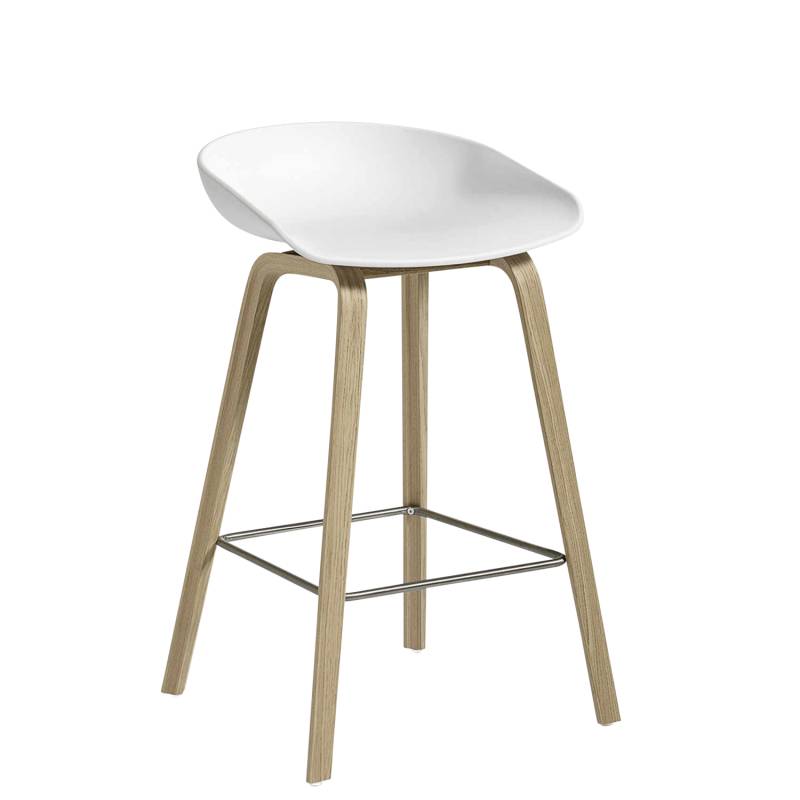 About a Stool AAS32 Low Barstuhl, Sitz Polypropylen black 2.0 (recycled), Untergestell eiche geseift von Hay