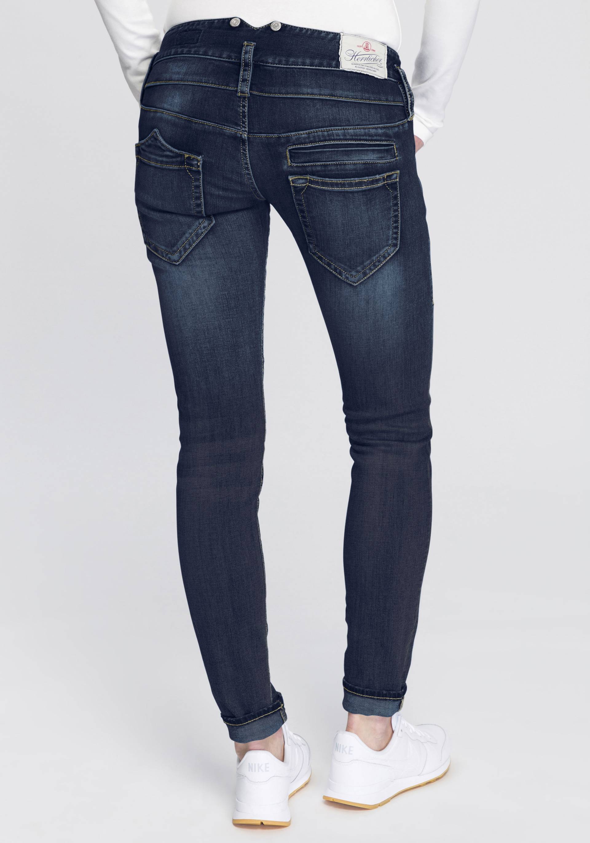 Herrlicher Slim-fit-Jeans »PITCH SLIM REUSED DENIM«, mit Badge von Herrlicher