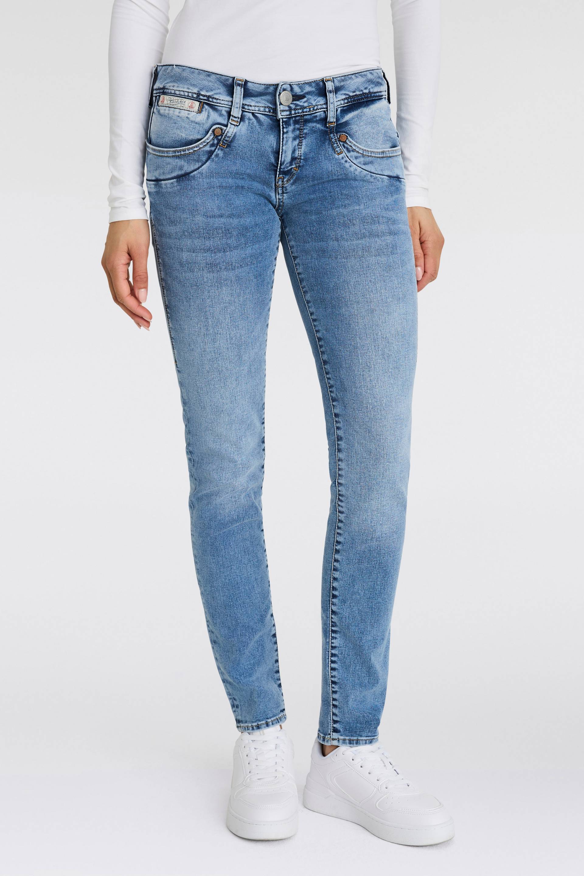 Herrlicher Slim-fit-Jeans »Piper Slim Reused Denim«, mit Zierknöpfen an den Gesässtaschen Herrlicher Slim-fit-Jeans »Piper Slim Reused Denim«, mit Zierknöpfen an den Gesässtaschen von Herrlicher