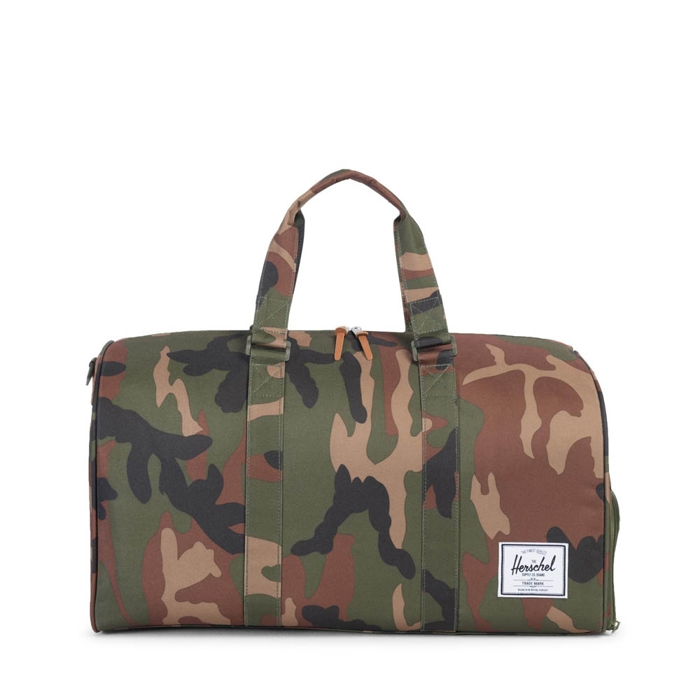 Novel - Weekender in Woodland Camo von Herschel