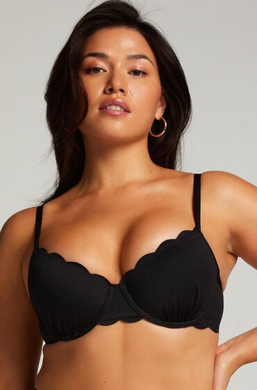 Hunkemöller Wattiertes Bügel-Bikinioberteil Scallop Schwarz Hunkemöller Wattiertes Bügel-Bikinioberteil Scallop Schwarz von Hunkemöller