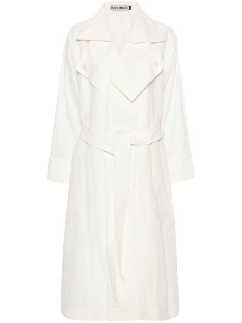 Issey Miyake Shaped Membrane linen trenh coat - White von Issey Miyake