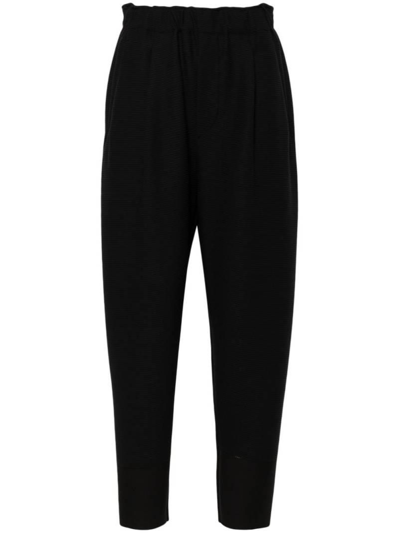 Issey Miyake fine-ribbed cropped tapered trousers - Black von Issey Miyake