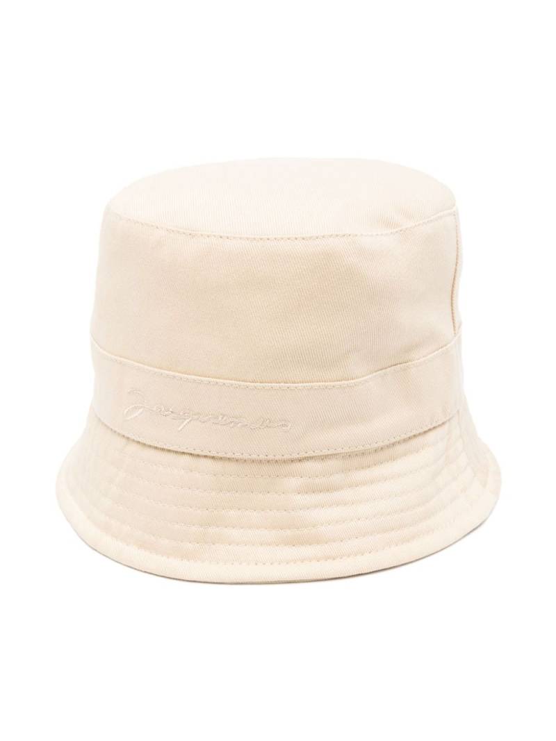 JACQUEMUS L'ENFANT embroidered-logo bucket hat - Neutrals von JACQUEMUS L'ENFANT