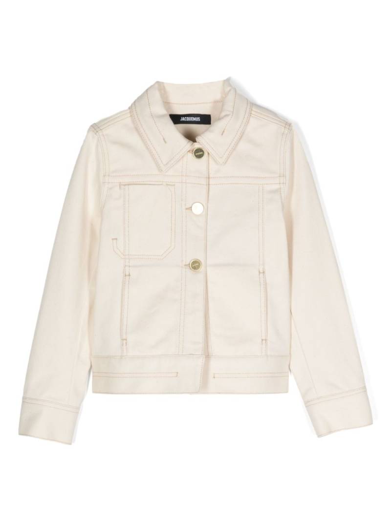 JACQUEMUS L'ENFANT logo-patch denim jacket - Neutrals von JACQUEMUS L'ENFANT