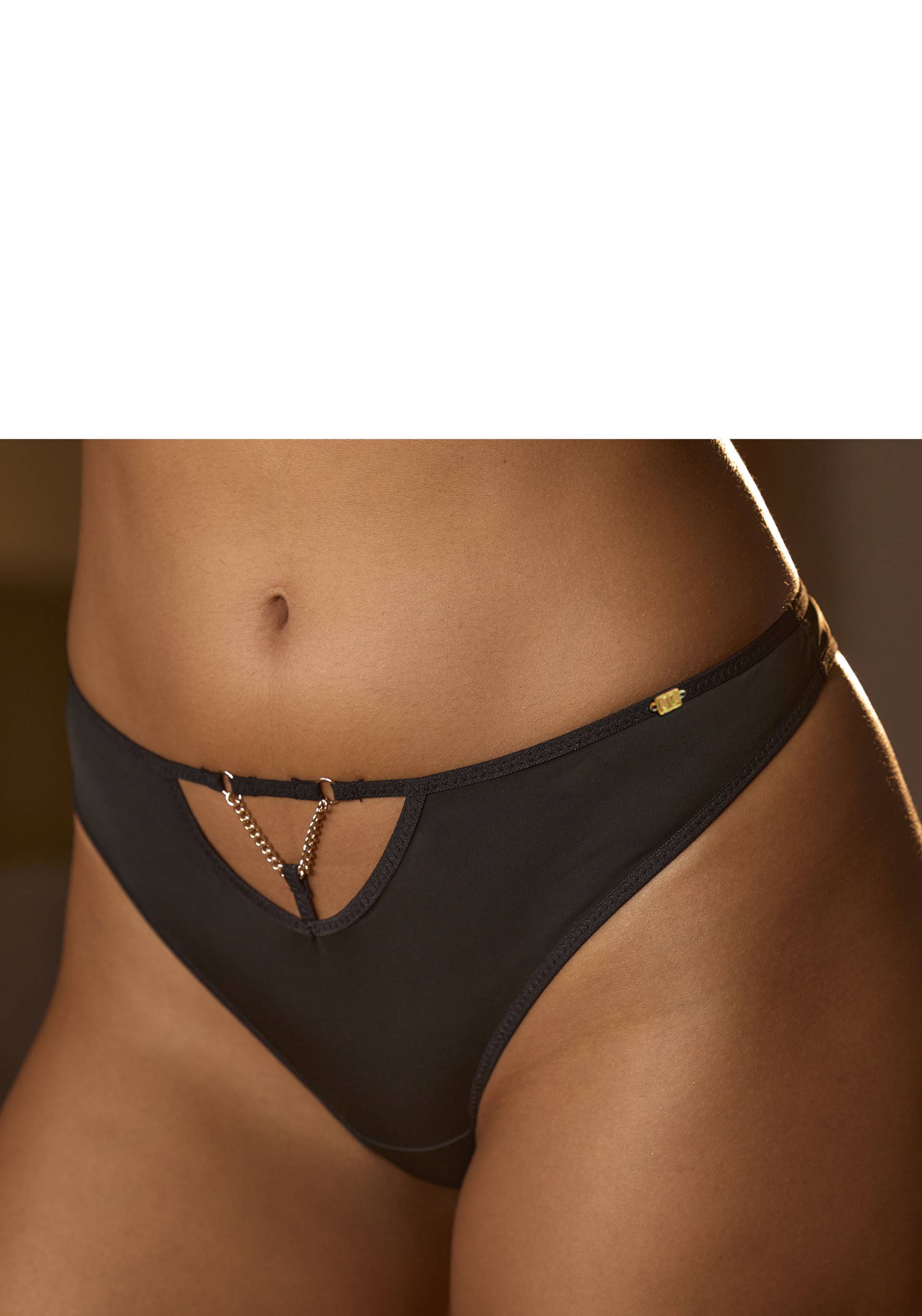 JETTE String, mit hübschen Schmuckteil und edlem Cut-Out JETTE String, mit hübschen Schmuckteil und edlem Cut-Out von JETTE