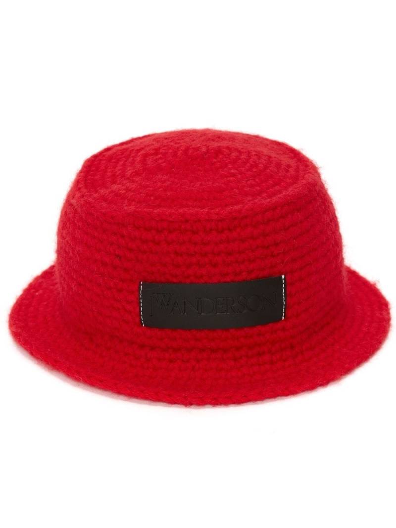 JW Anderson logo-patch knitted bucket hat - Red von JW Anderson