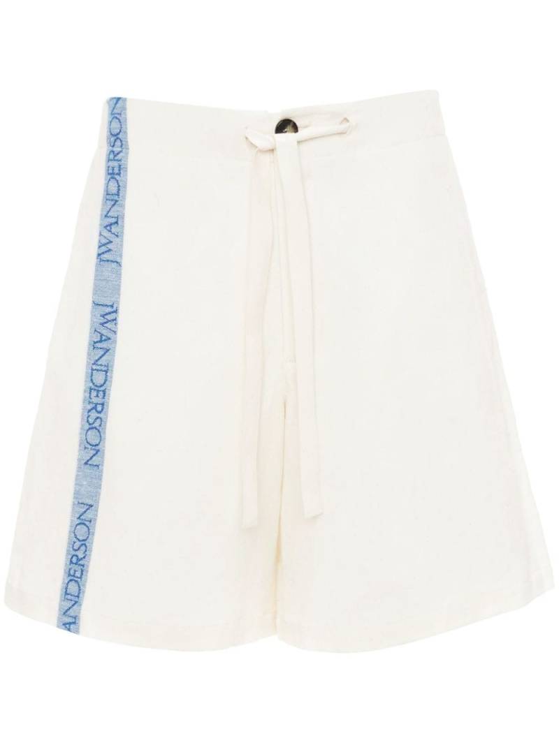 JW Anderson logo-tape wide-leg shorts - White von JW Anderson