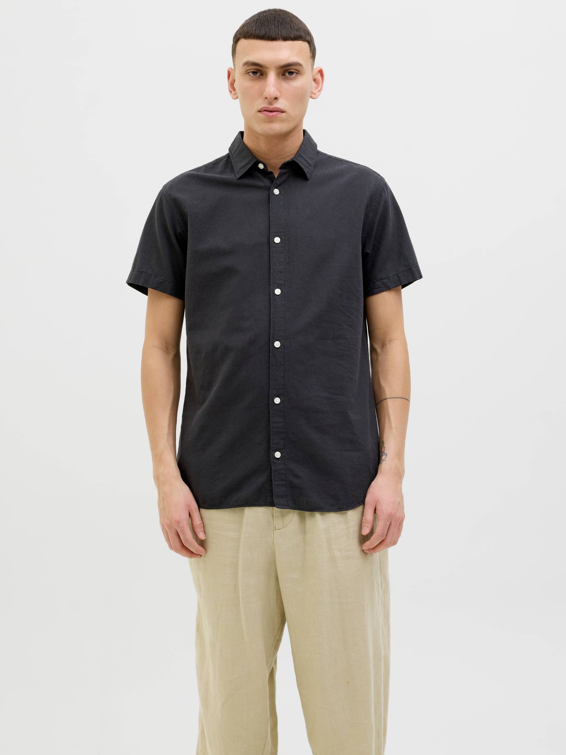Jack & Jones Kurzarmhemd »JJEBREEZE SHIRT SS SN«, mit Hemdkragen Jack & Jones Kurzarmhemd »JJEBREEZE SHIRT SS SN«, mit Hemdkragen von Jack & Jones