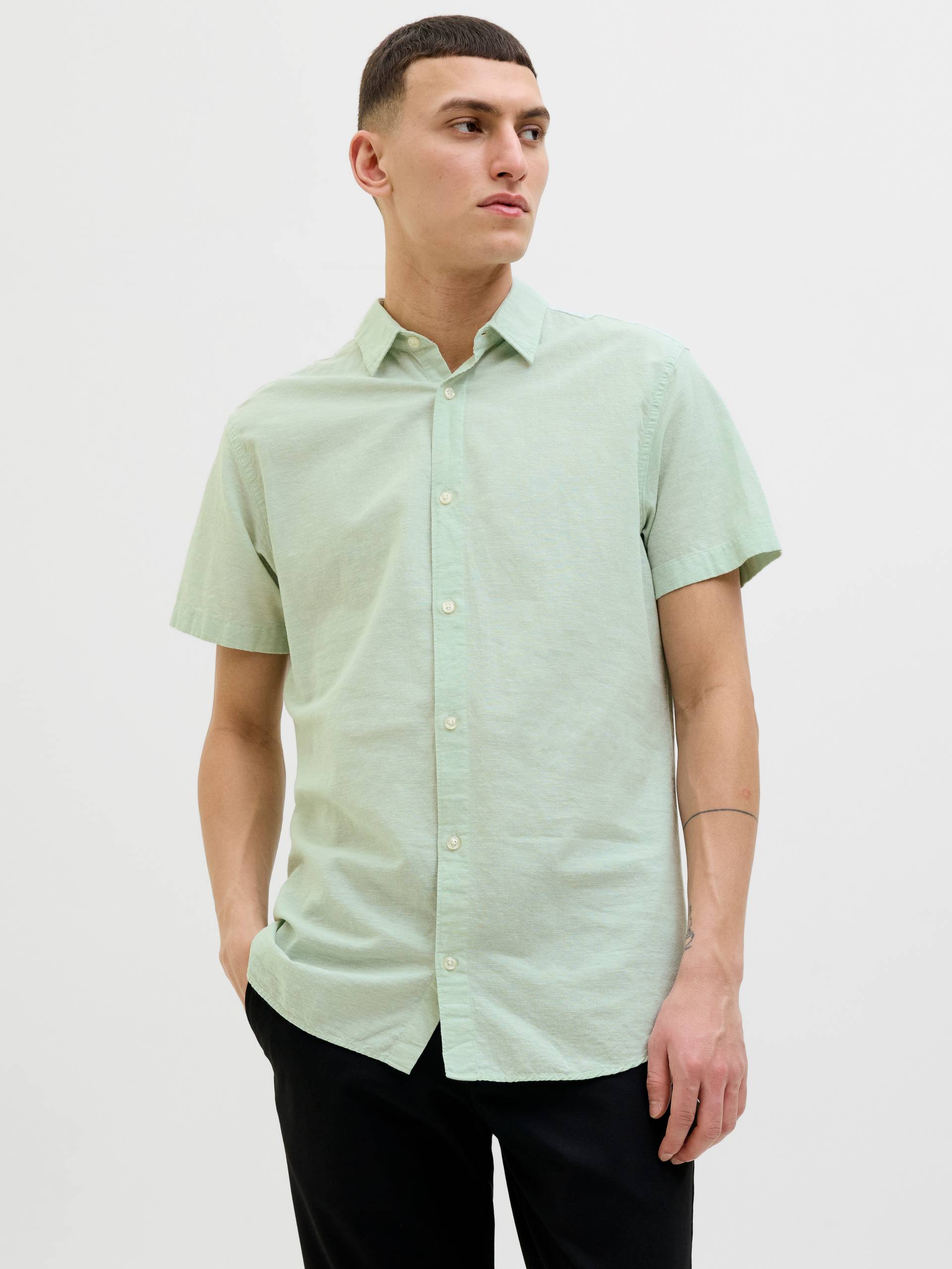Jack & Jones Kurzarmhemd »JJEBREEZE SHIRT SS SN«, mit Hemdkragen Jack & Jones Kurzarmhemd »JJEBREEZE SHIRT SS SN«, mit Hemdkragen von Jack & Jones