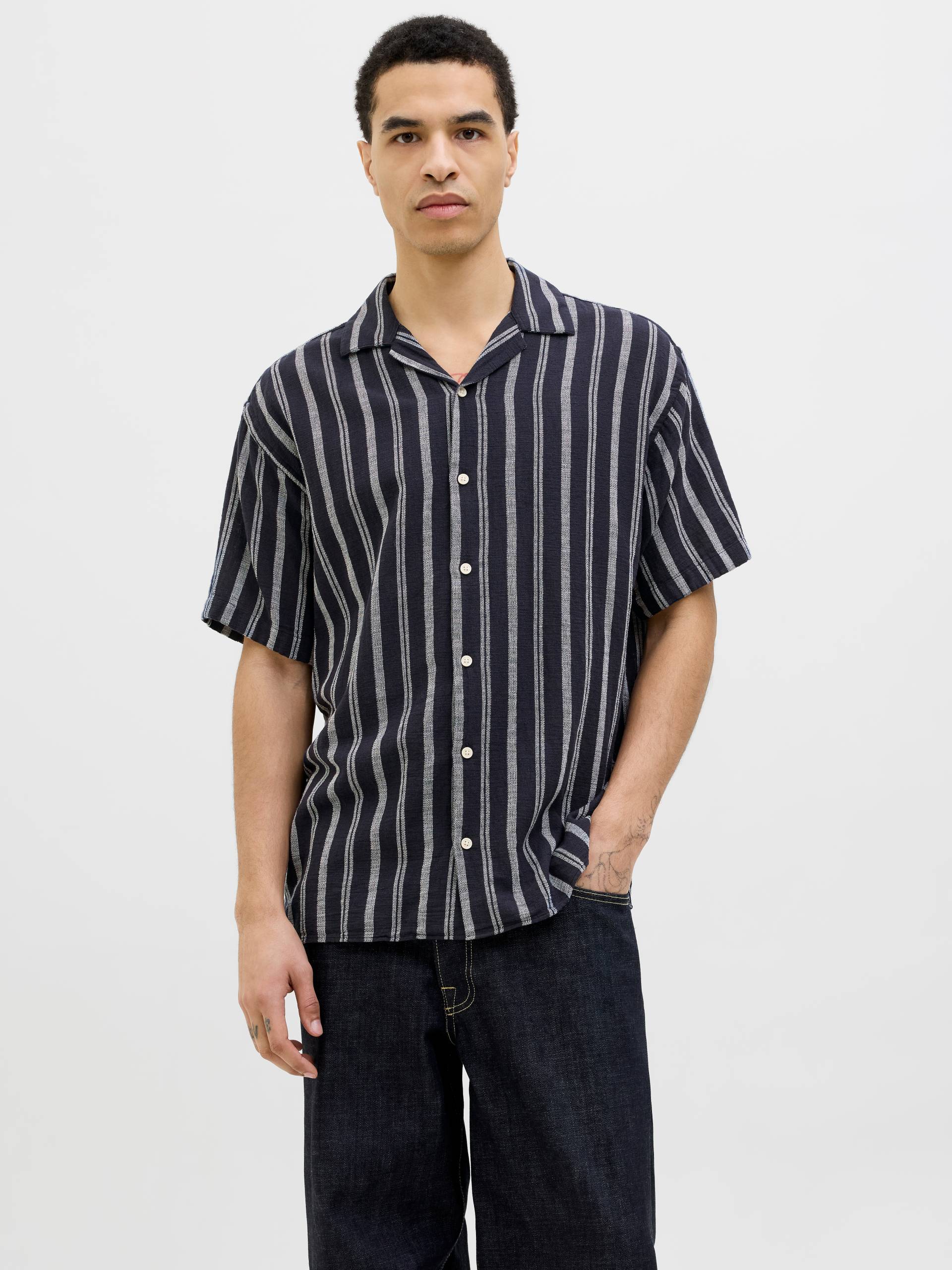 Jack & Jones Kurzarmhemd »JJEENZO STRIPE RESORT SHIRT SS SN«, mit Streifen Muster Jack & Jones Kurzarmhemd »JJEENZO STRIPE RESORT SHIRT SS SN«, mit Streifen Muster von Jack & Jones