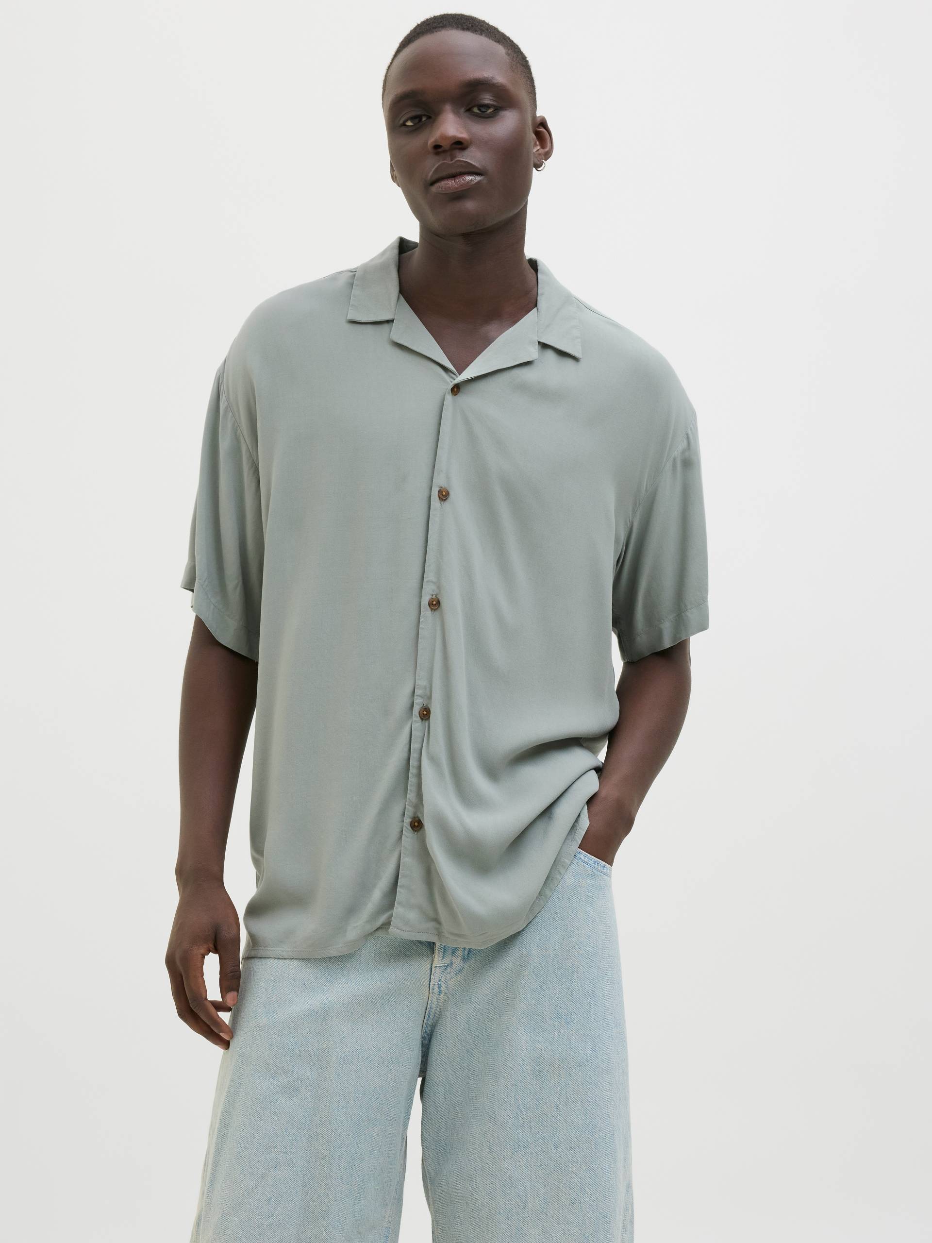 Jack & Jones Kurzarmhemd »JJEJEFF SOLID RESORT SHIRT S/S SN«, mit Resort Kragen Jack & Jones Kurzarmhemd »JJEJEFF SOLID RESORT SHIRT S/S SN«, mit Resort Kragen von Jack & Jones
