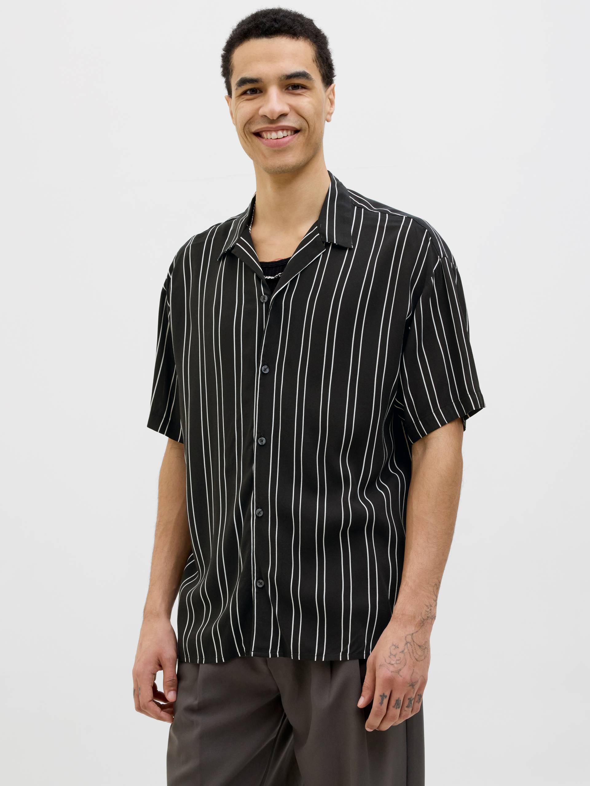 Jack & Jones Kurzarmhemd »JJEJEFF STRIPE RESORT SHIRT SS SN«, mit Streifen Muster Jack & Jones Kurzarmhemd »JJEJEFF STRIPE RESORT SHIRT SS SN«, mit Streifen Muster von Jack & Jones