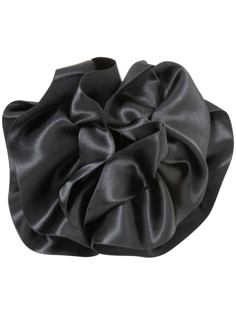 Jennifer Behr ruffled silk-satin claw clip - Black von Jennifer Behr