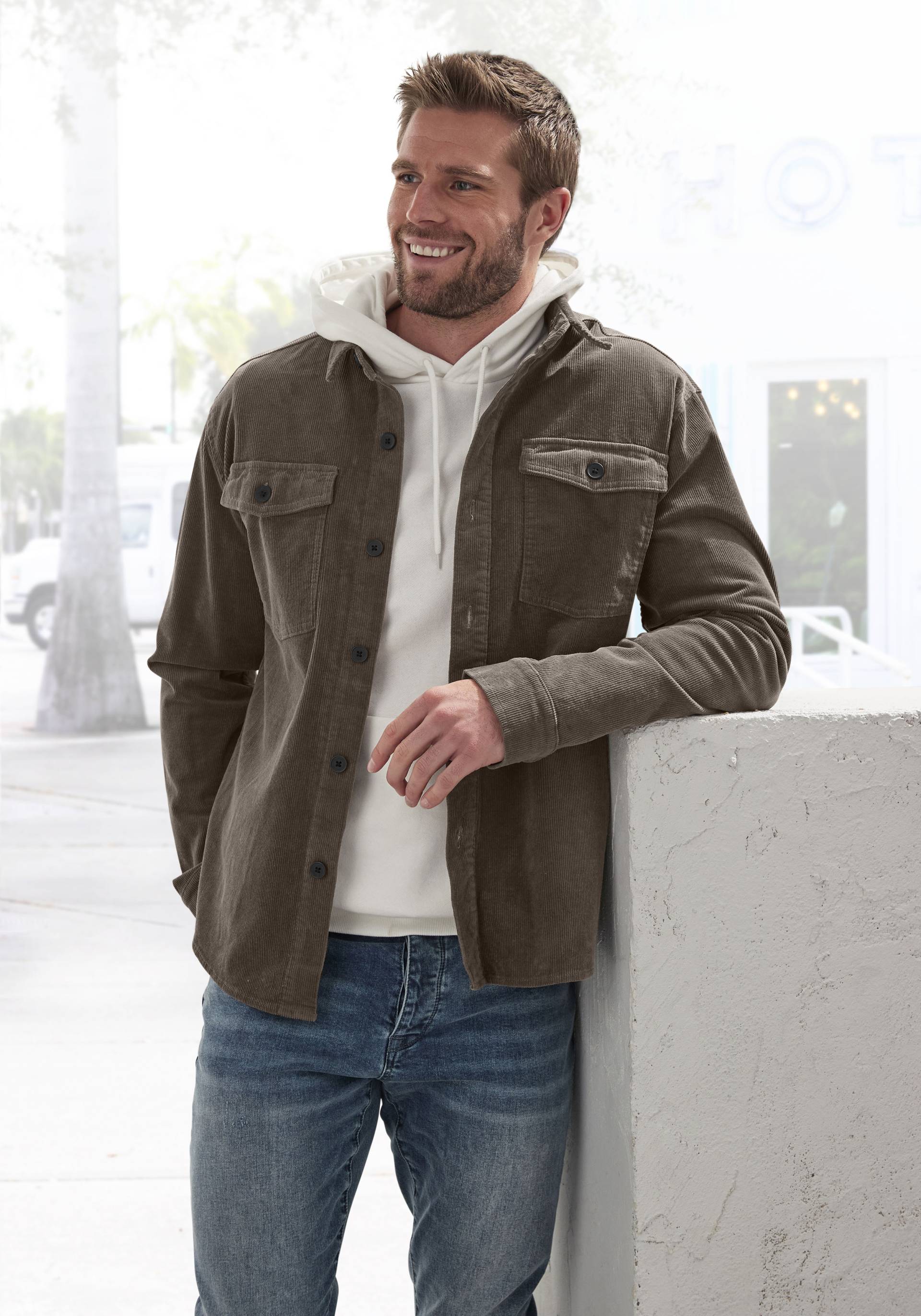 John Devin Hemdjacke, modernes Cord-Overshirt mit aufgesetzten Taschen von John Devin