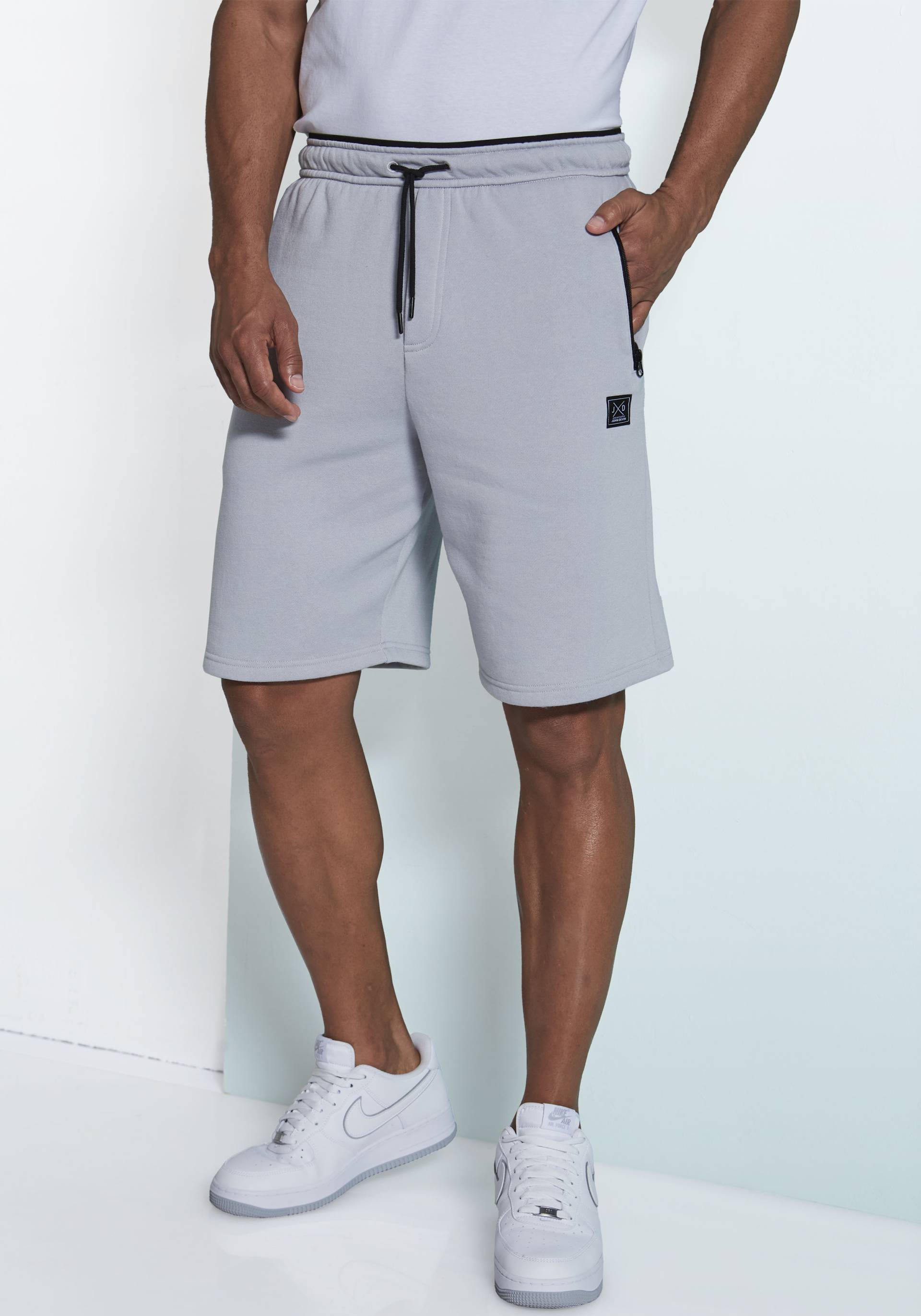John Devin Sweatshorts, seitliche Taschen mit schwarzem Reissverschluss John Devin Sweatshorts, seitliche Taschen mit schwarzem Reissverschluss von John Devin