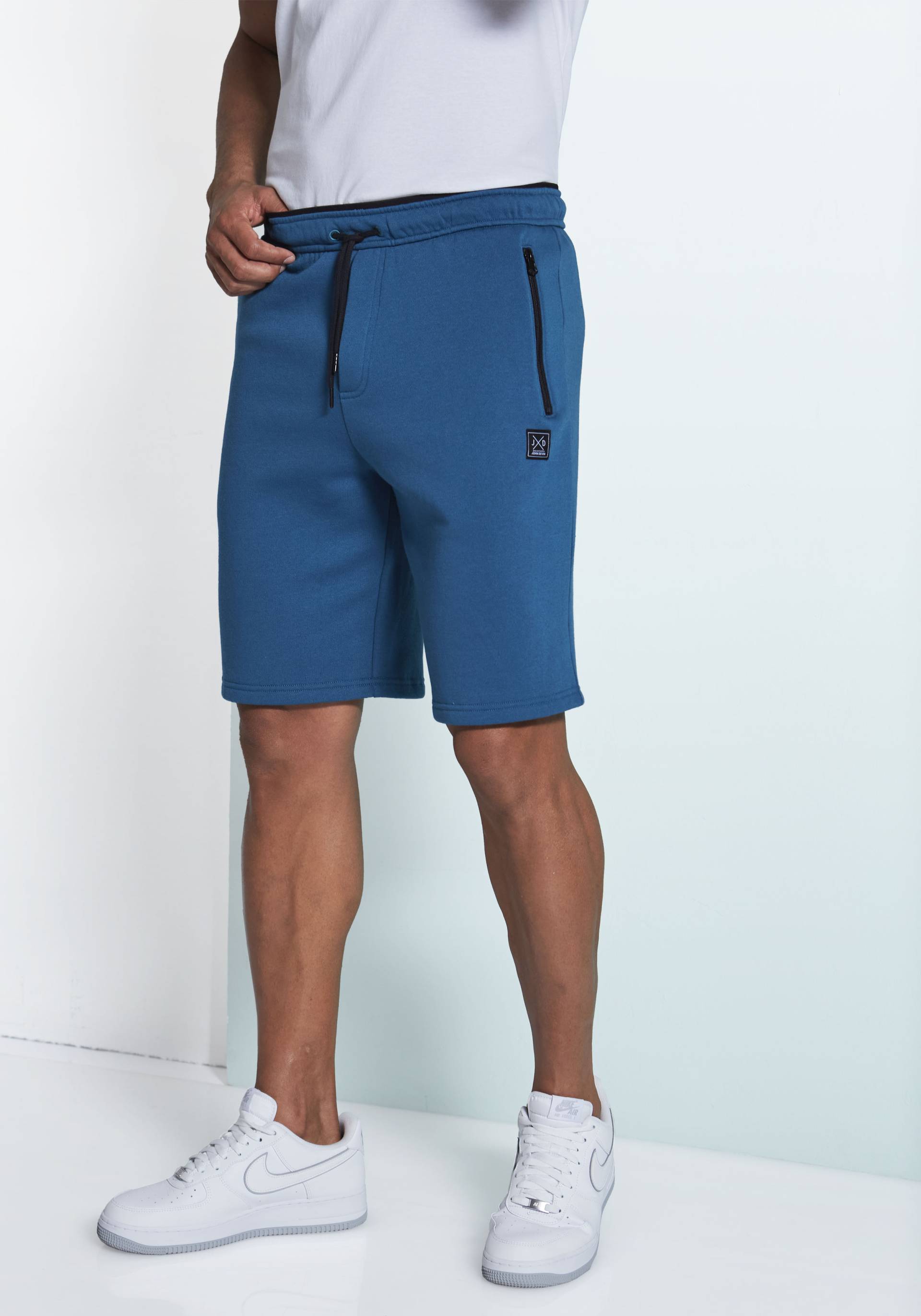 John Devin Sweatshorts, seitliche Taschen mit schwarzem Reissverschluss John Devin Sweatshorts, seitliche Taschen mit schwarzem Reissverschluss von John Devin
