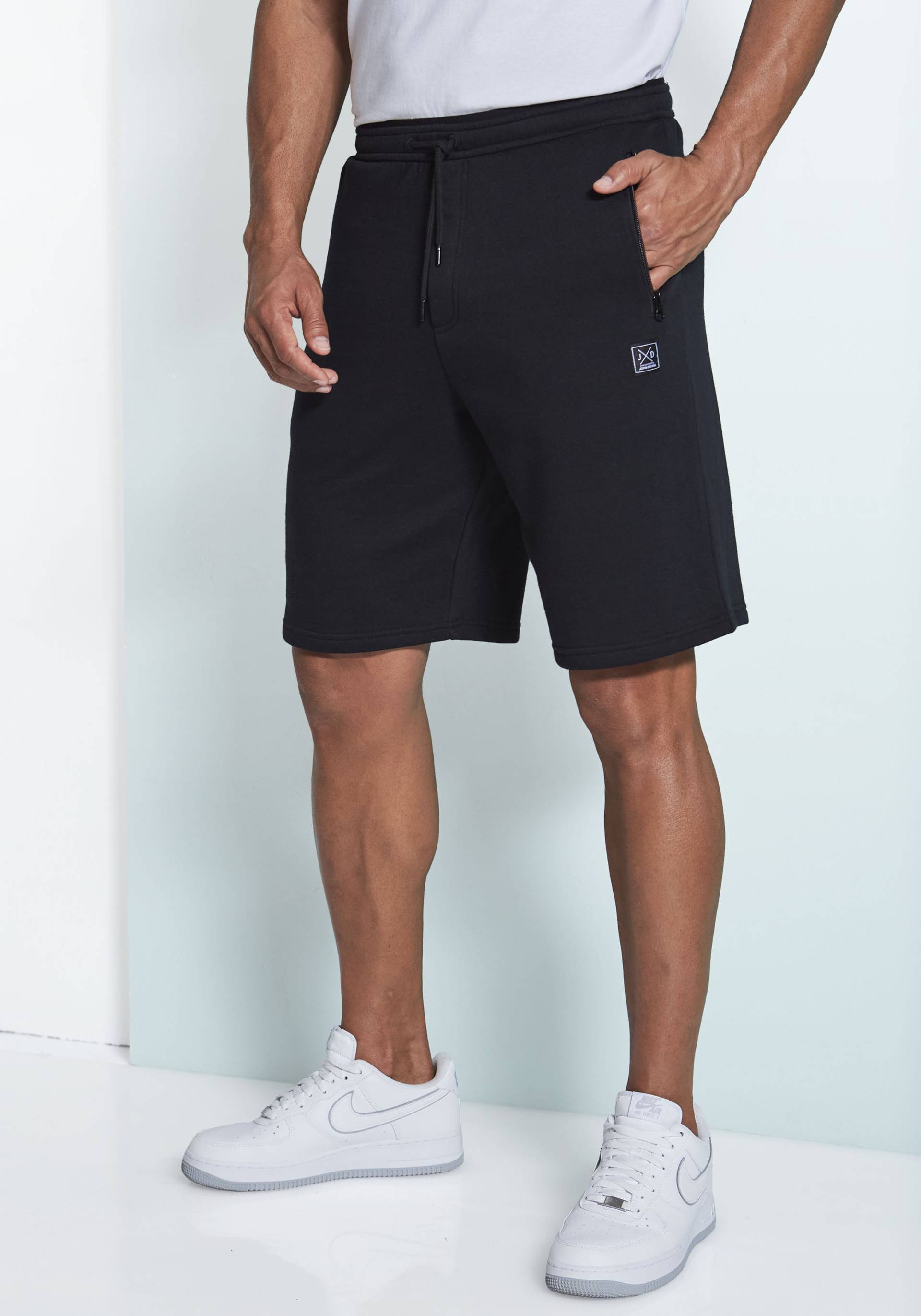 John Devin Sweatshorts, seitliche Taschen mit schwarzem Reissverschluss von John Devin