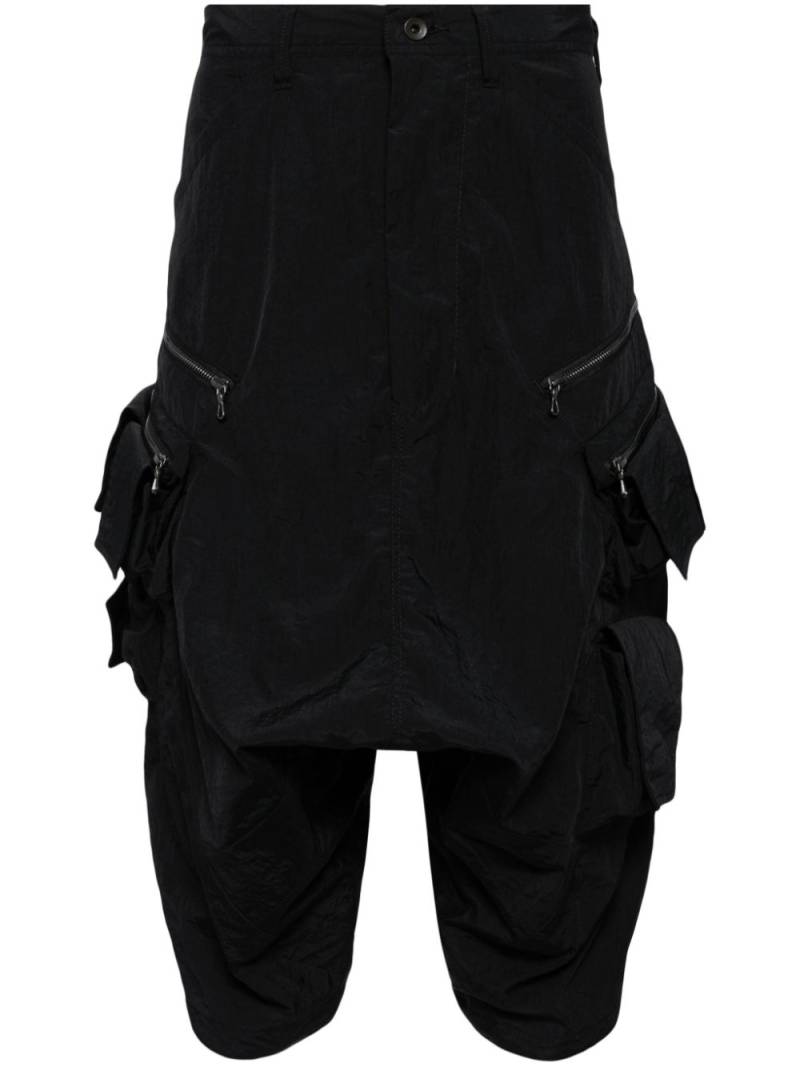 Julius mid-rise drop-crotch cargo shorts - Black von Julius