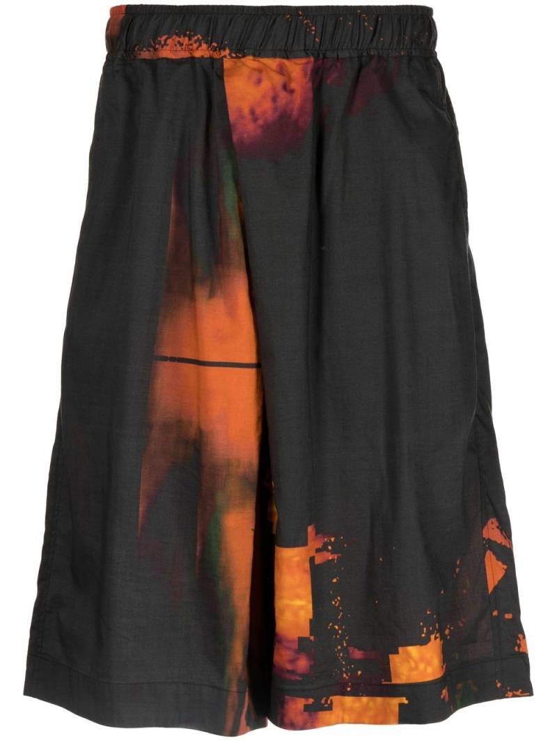 Julius tie-dye Bermuda shorts - Black von Julius