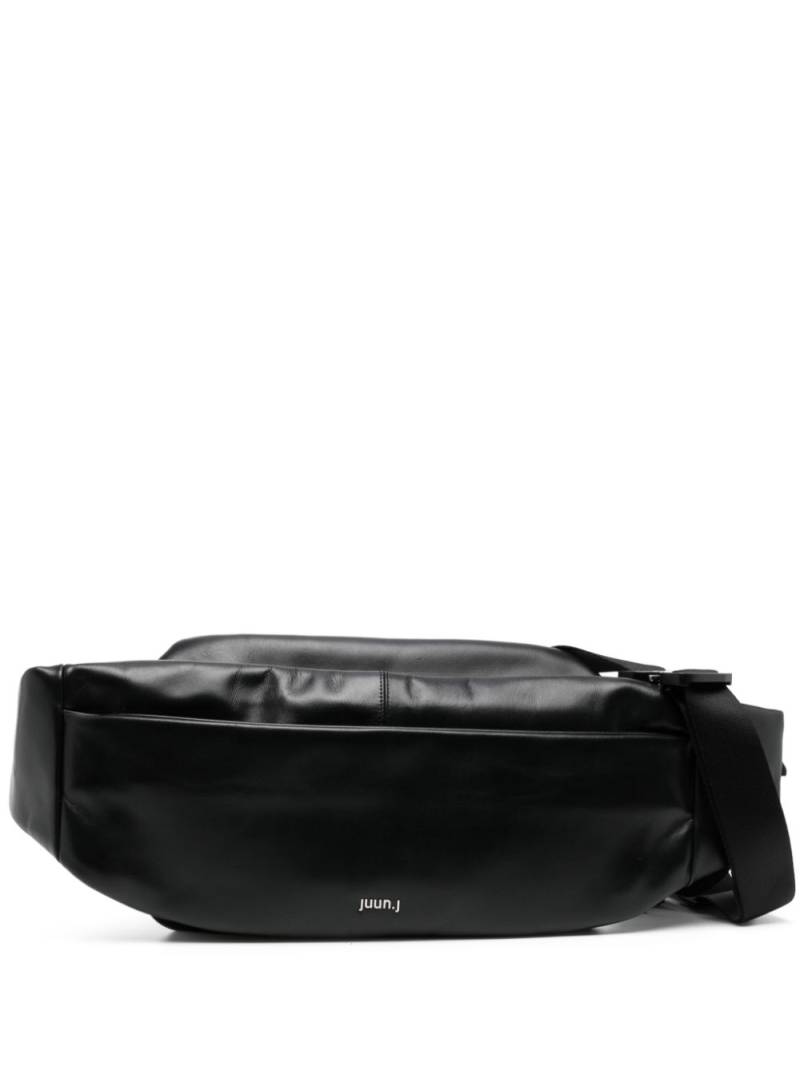 Juun.J logo-lettering leather shoulder bag - Black von Juun.J