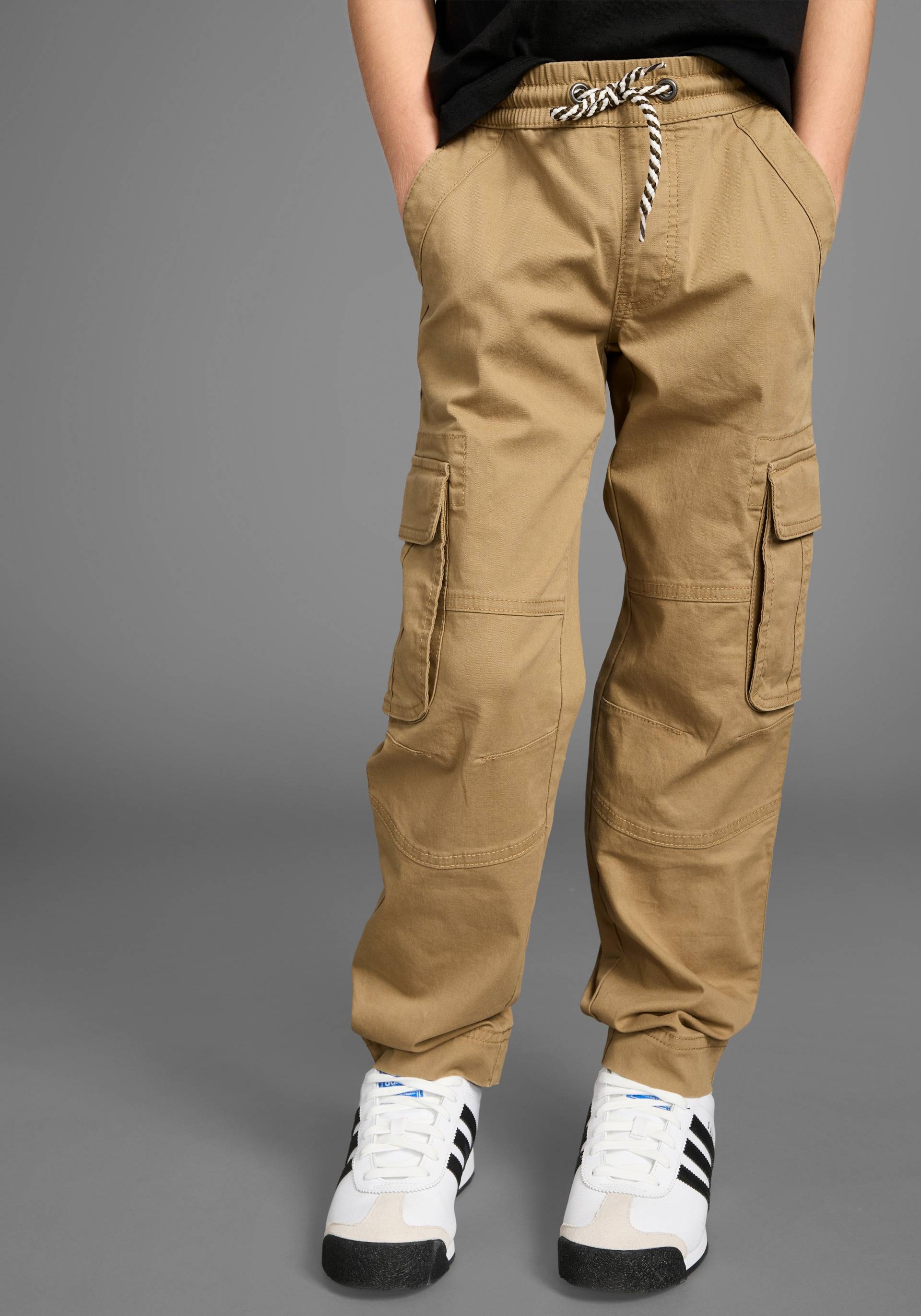 KIDSWORLD Cargohose »Pull-On Cargohose«, mit modischem Bindeband KIDSWORLD Cargohose »Pull-On Cargohose«, mit modischem Bindeband von KIDSWORLD