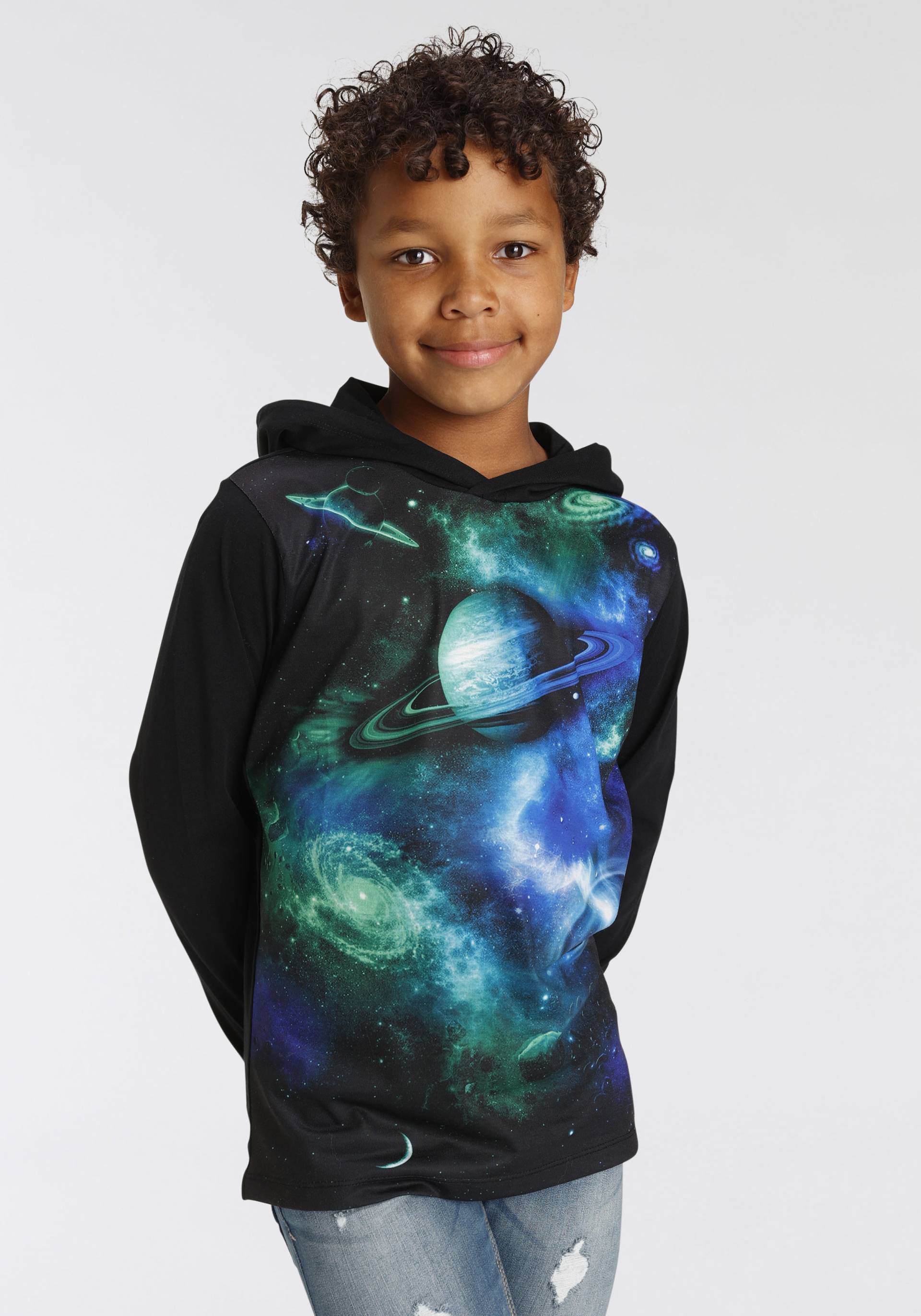 KIDSWORLD Kapuzenshirt »UNIVERSUM«, Langarm, Basic-Passform, mit trendigem Druck, aus Jerseystoff KIDSWORLD Kapuzenshirt »UNIVERSUM«, Langarm, Basic-Passform, mit trendigem Druck, aus Jerseystoff von KIDSWORLD