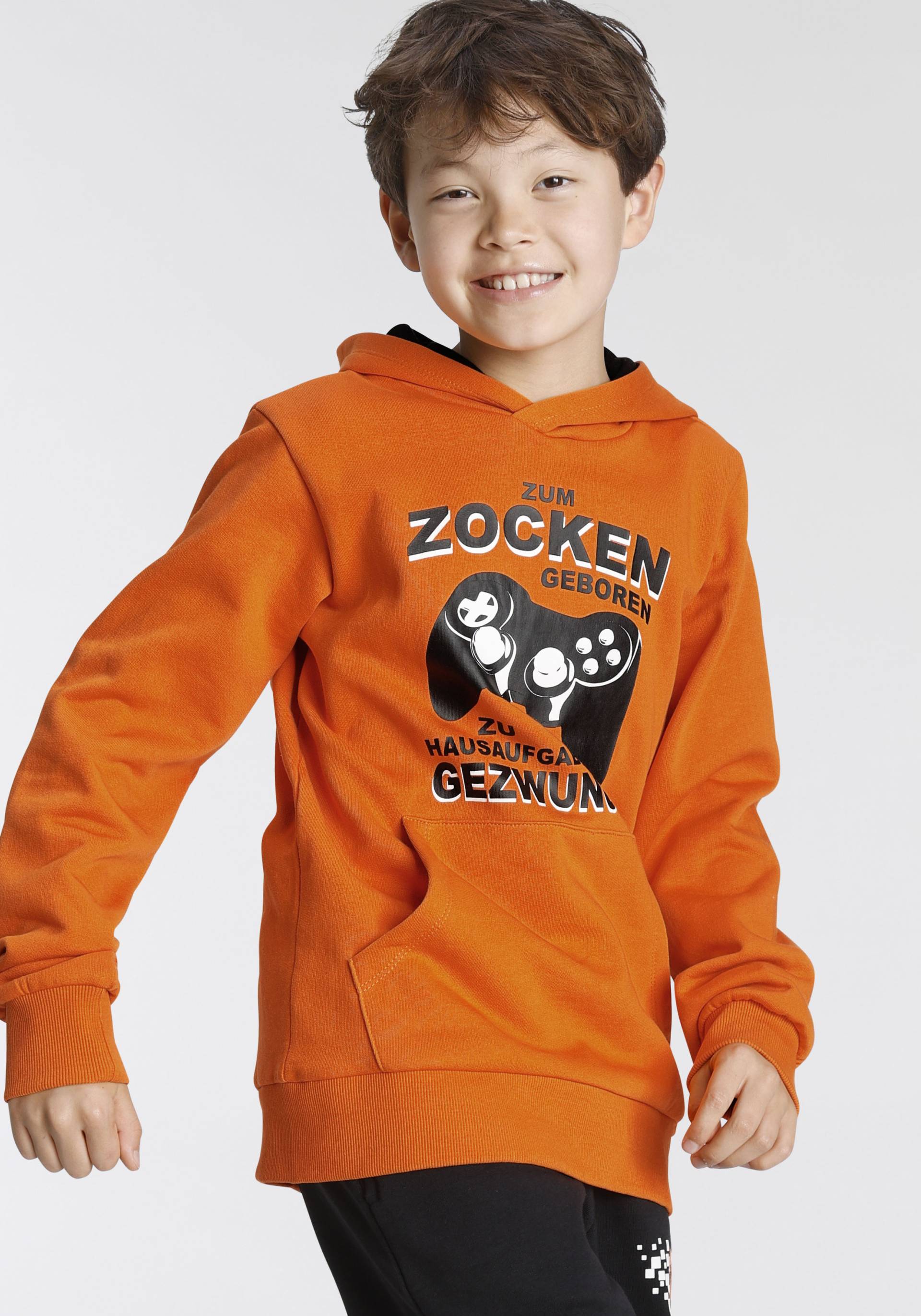 KIDSWORLD Kapuzensweatshirt »FÜR ZOCKER«, Langarm, mit Rippbündchen, bedruckt, Rundhalsausschnitt KIDSWORLD Kapuzensweatshirt »FÜR ZOCKER«, Langarm, mit Rippbündchen, bedruckt, Rundhalsausschnitt von KIDSWORLD