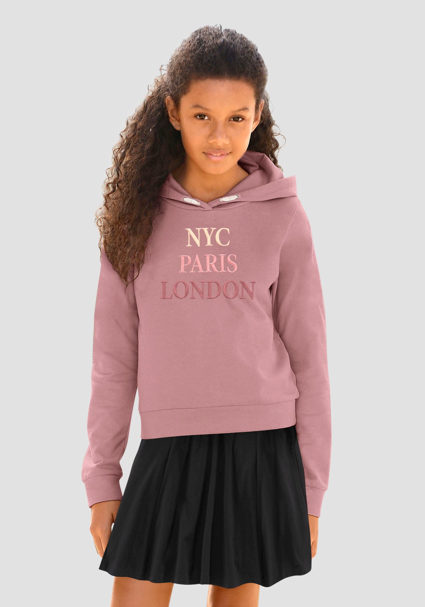 KIDSWORLD Kapuzensweatshirt »NYC Paris London«, Langarm, gerade Passform, bedruckt, Kapuze, aus Baumwolle KIDSWORLD Kapuzensweatshirt »NYC Paris London«, Langarm, gerade Passform, bedruckt, Kapuze, aus Baumwolle von KIDSWORLD