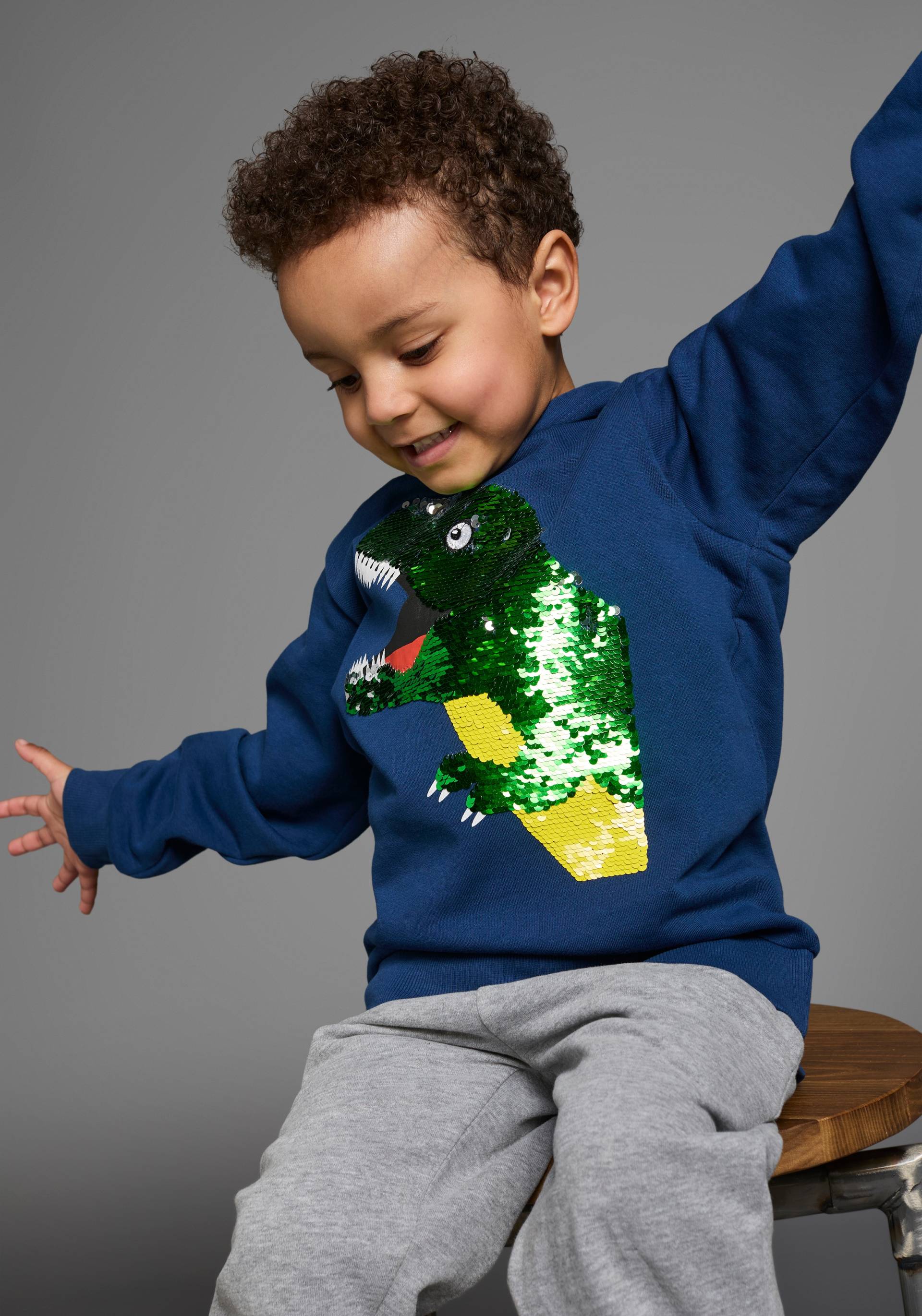 KIDSWORLD Kapuzensweatshirt »mit tollem Dino aus Wendepailletten«, Langarm, Basic-Passform, bedruckt, aus Baumwolle KIDSWORLD Kapuzensweatshirt »mit tollem Dino aus Wendepailletten«, Langarm, Basic-Passform, bedruckt, aus Baumwolle von KIDSWORLD