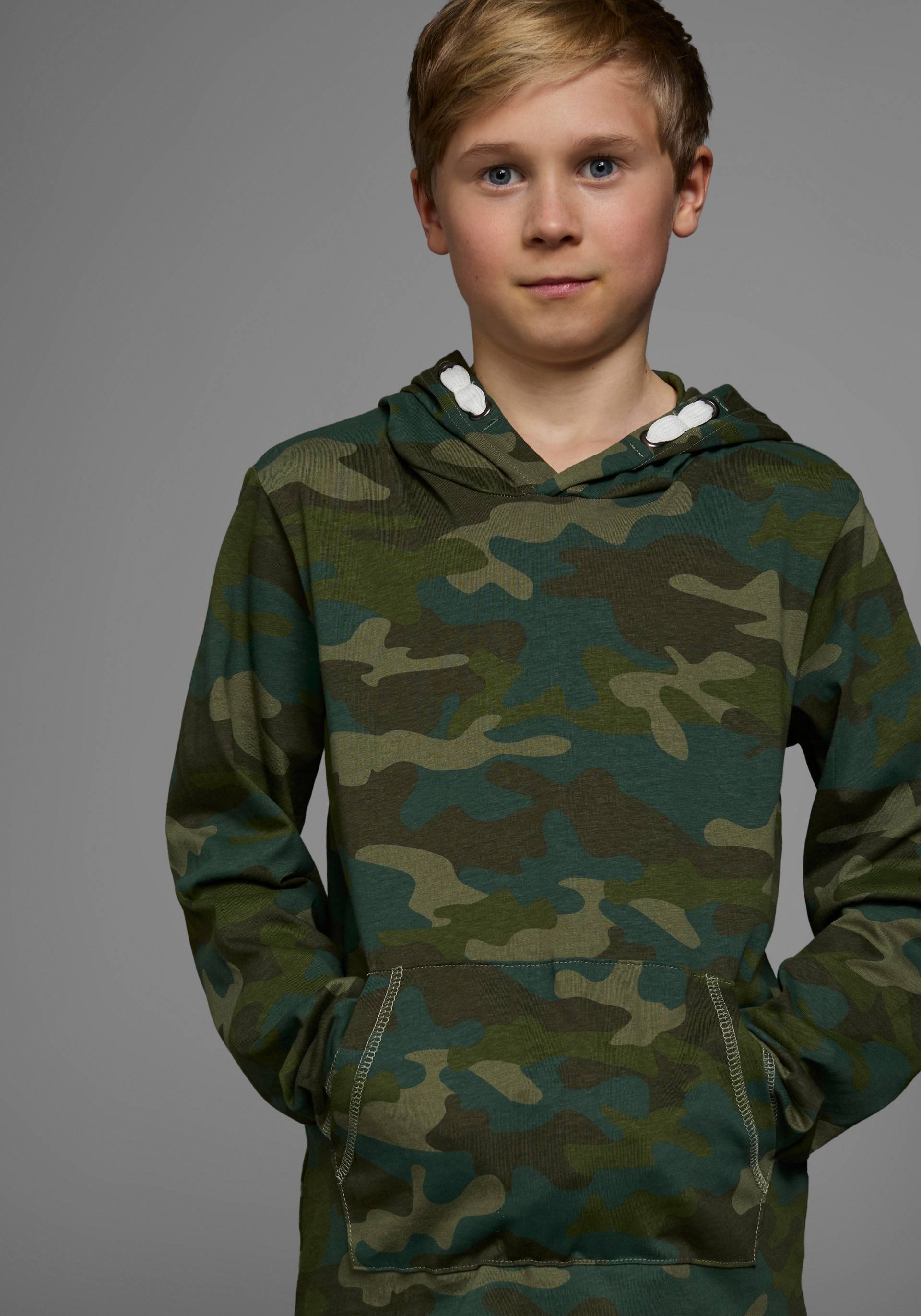 KIDSWORLD Langarmshirt, tarnfarben mit Kängurutasche von KIDSWORLD