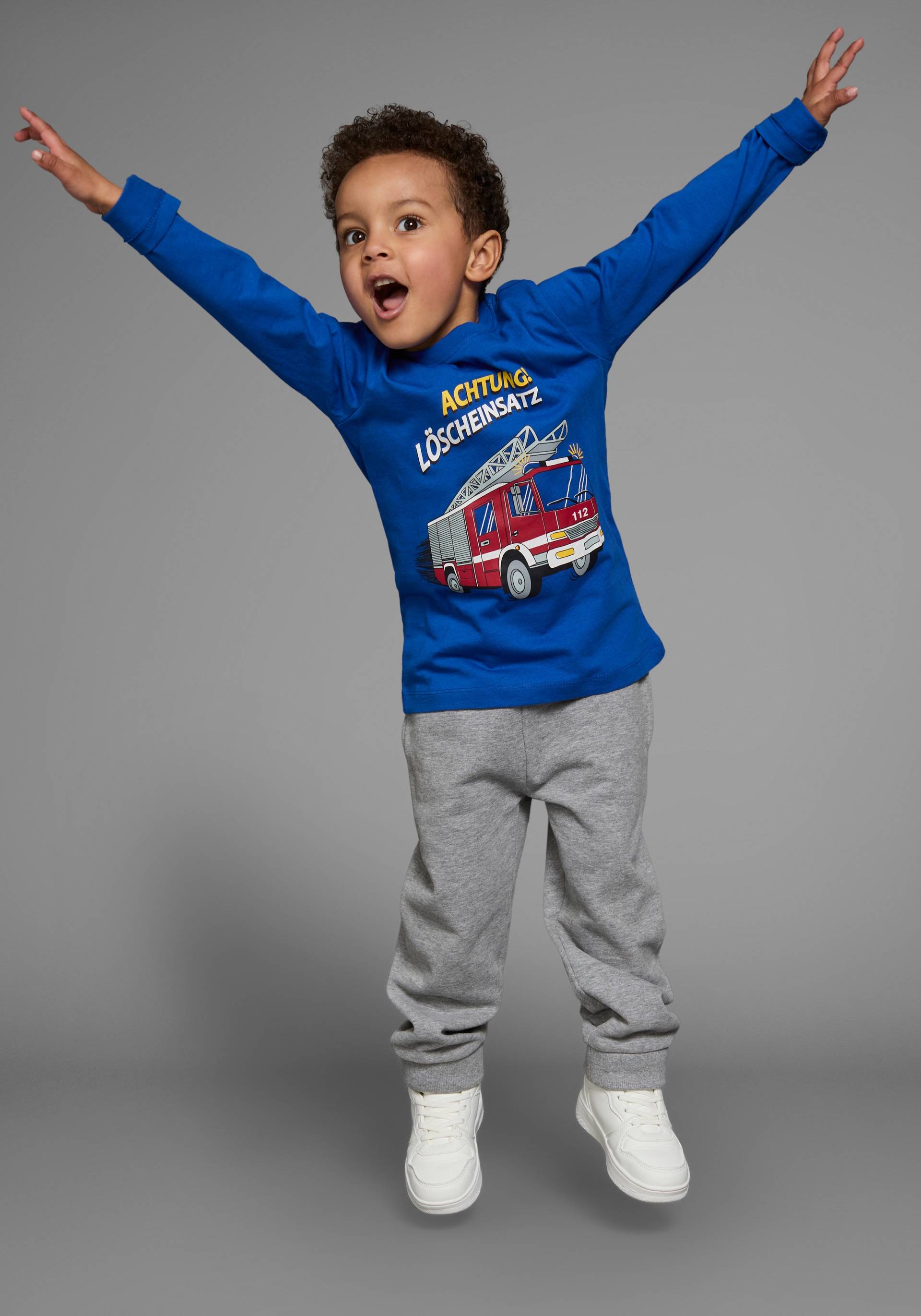 KIDSWORLD Langarmshirt »Mit Feuerwehr-Druck: ACHTUNG LÖSCHEINSATZ«, Langarm, Basic-Passform, bedruckt, Rundhalsausschnitt KIDSWORLD Langarmshirt »Mit Feuerwehr-Druck: ACHTUNG LÖSCHEINSATZ«, Langarm, Basic-Passform, bedruckt, Rundhalsausschnitt von KIDSWORLD