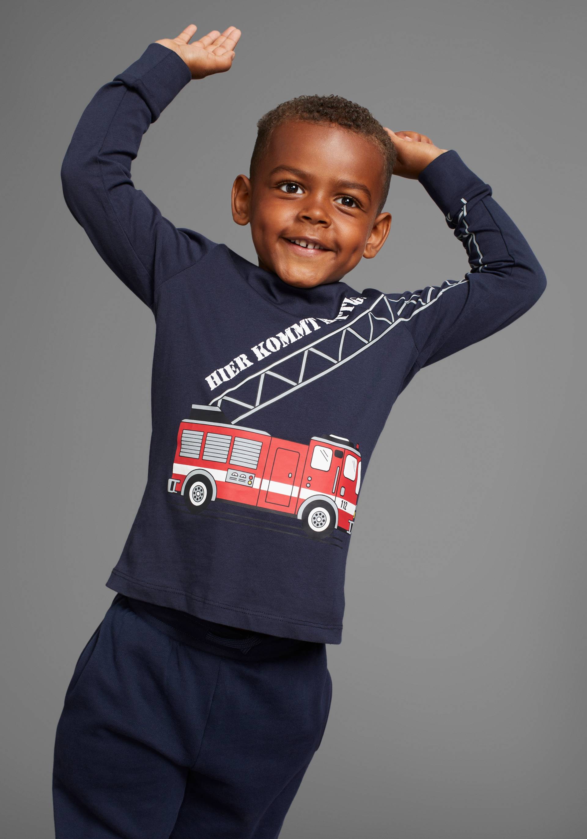 KIDSWORLD Langarmshirt »HIER KOMMT RETTUNG«, Langarm, Basic-Passform, peppiger Druck KIDSWORLD Langarmshirt »HIER KOMMT RETTUNG«, Langarm, Basic-Passform, peppiger Druck von KIDSWORLD