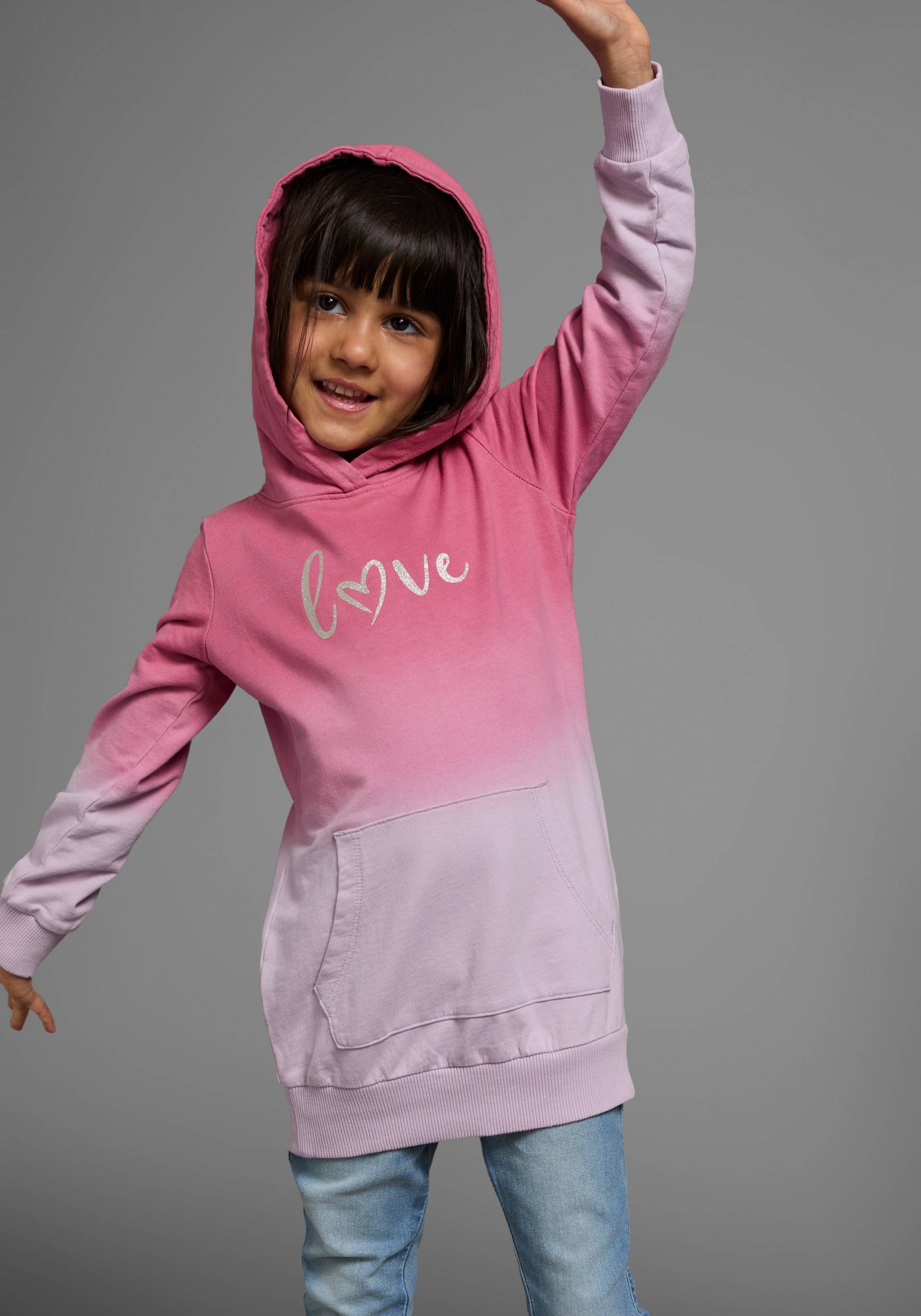 KIDSWORLD Kapuzensweatshirt », Longsweatshirt mit LOVE print«, Langarm, po-bedeckend, mit Glitzerdruck, aus Baumwolle KIDSWORLD Kapuzensweatshirt », Longsweatshirt mit LOVE print«, Langarm, po-bedeckend, mit Glitzerdruck, aus Baumwolle von KIDSWORLD