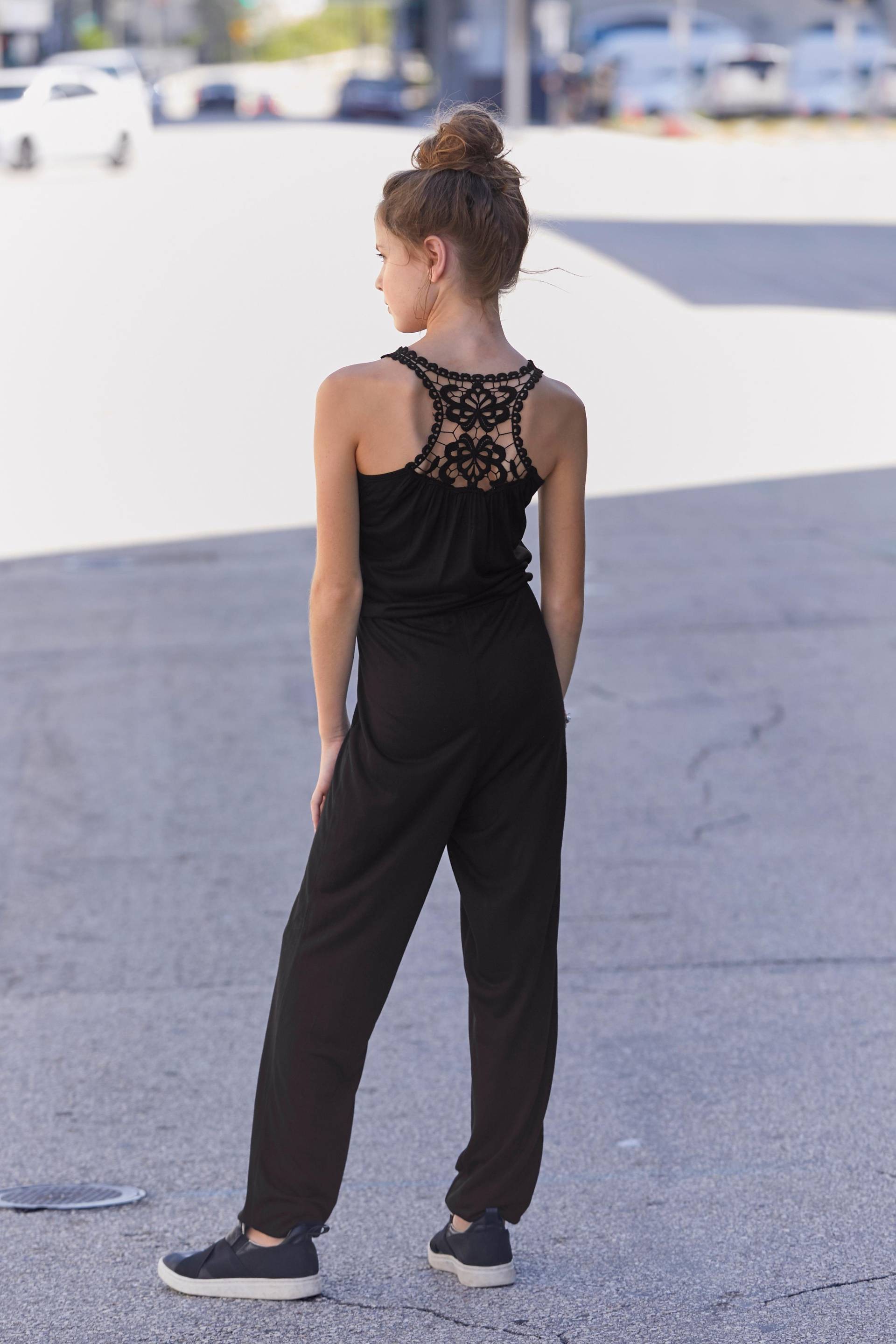 KIDSWORLD Overall », Jumpsuit mit aufwendigen Details«, mit Spitzeneinsatz im Rücken KIDSWORLD Overall », Jumpsuit mit aufwendigen Details«, mit Spitzeneinsatz im Rücken von KIDSWORLD