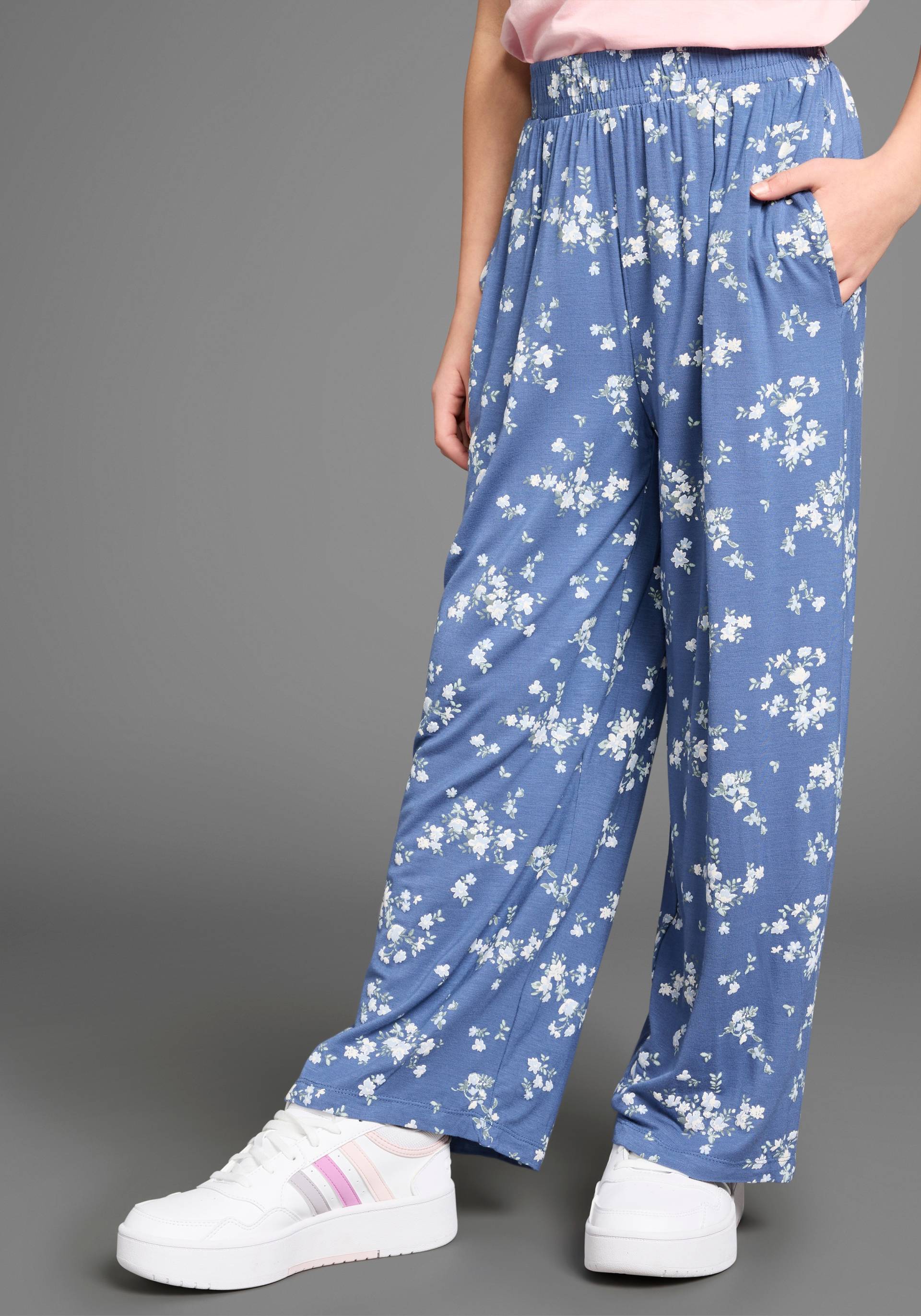 KIDSWORLD Schlupfhose »Viskose-Hose im Blumenmuster«, Trendige Hose mit Blumenmuster von KIDSWORLD