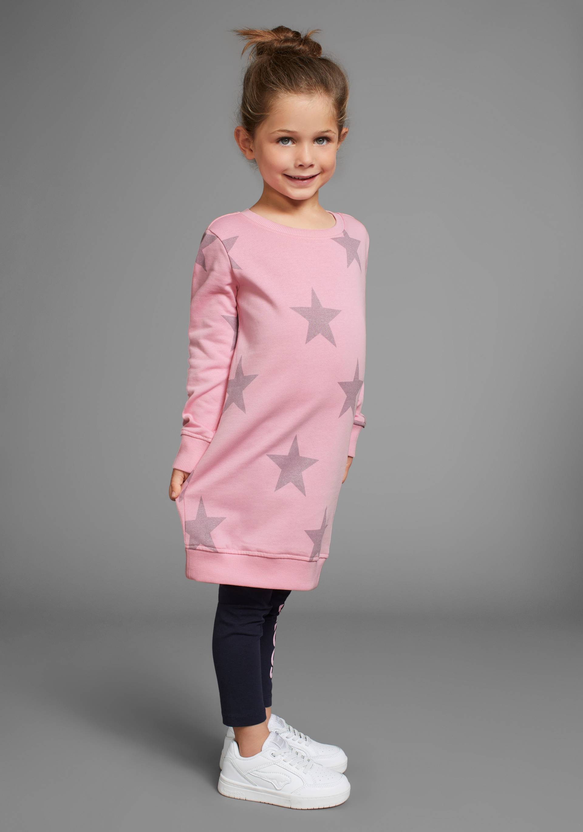 KIDSWORLD Sweatkleid »Sterne-Allover Kleid«, mit Glitzerdruck KIDSWORLD Sweatkleid »Sterne-Allover Kleid«, mit Glitzerdruck von KIDSWORLD