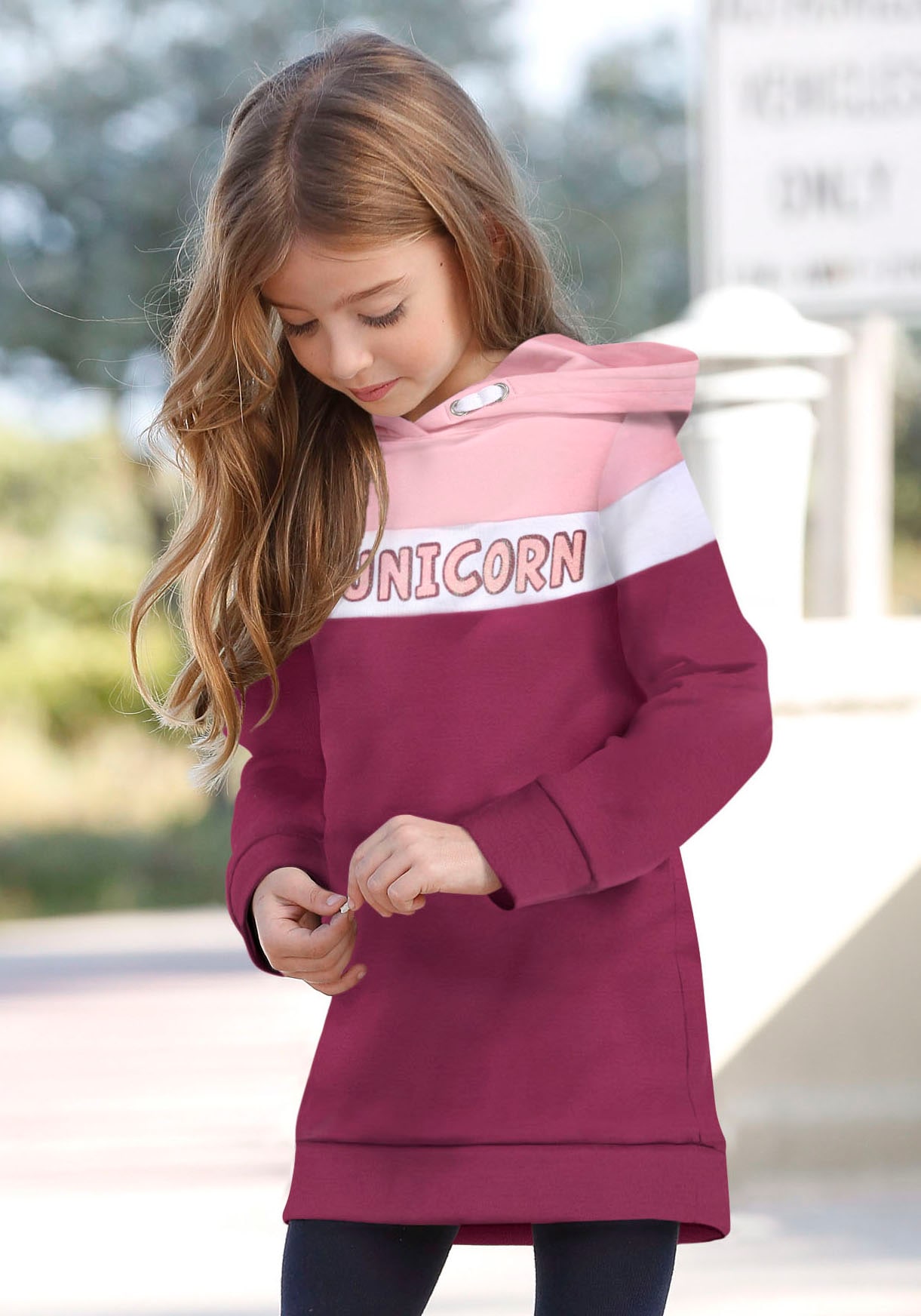 KIDSWORLD Sweatkleid »UNICORN«, lang, modisch, aus Baumwollmischung, Langarm KIDSWORLD Sweatkleid »UNICORN«, lang, modisch, aus Baumwollmischung, Langarm von KIDSWORLD