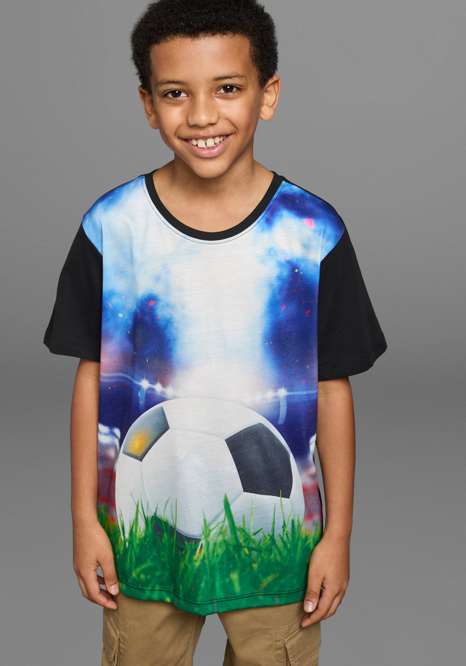 KIDSWORLD T-Shirt »Mit coolem FUSSBALL-Print«, Kurzarm, Basic-Passform, mit trendigem Druck, Rundhalsausschnitt