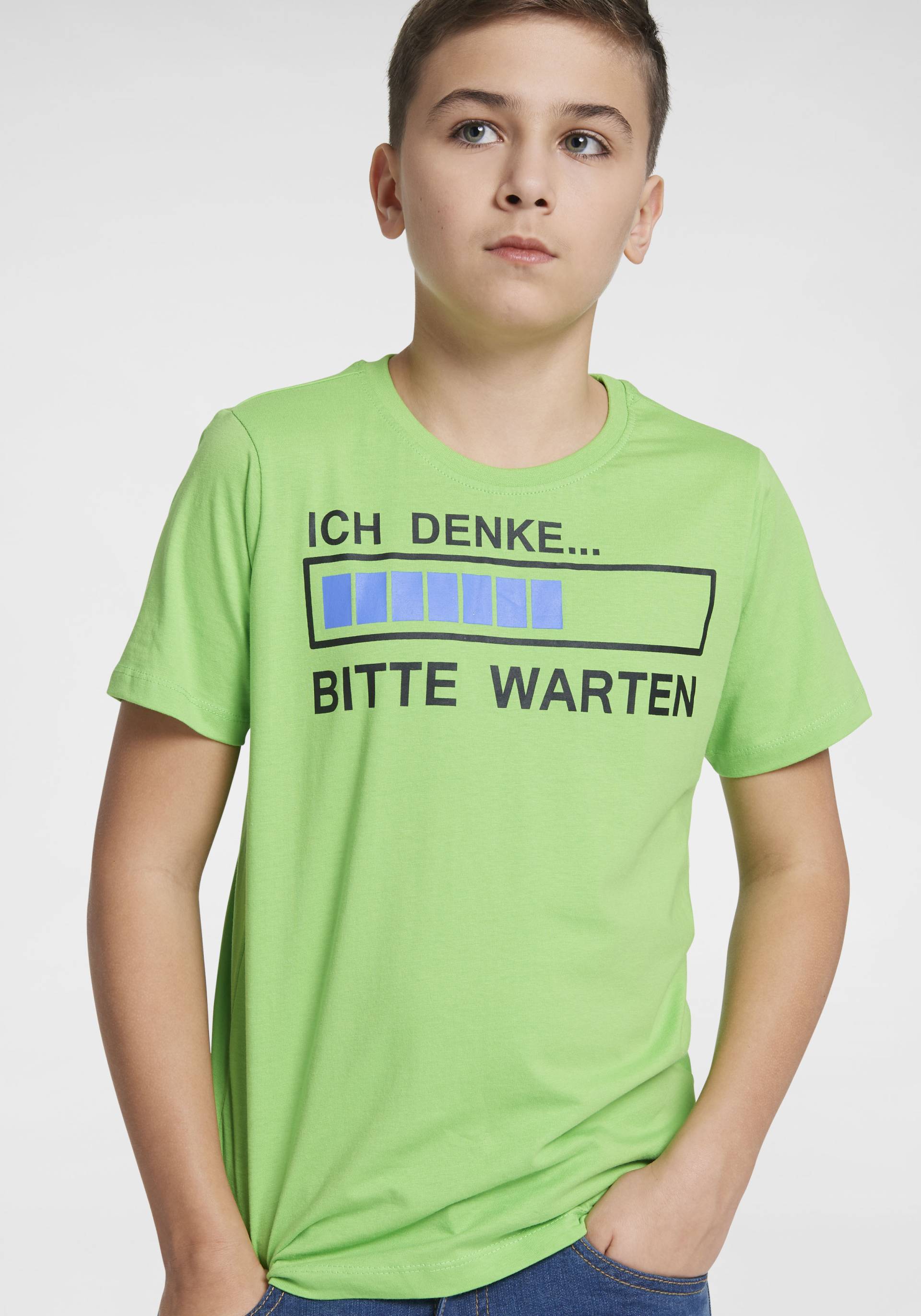 KIDSWORLD T-Shirt »ICH DENKE...BITTE WARTEN«, Kurzarm, Basic Passform, mit trendigem Aufdruck KIDSWORLD T-Shirt »ICH DENKE...BITTE WARTEN«, Kurzarm, Basic Passform, mit trendigem Aufdruck von KIDSWORLD